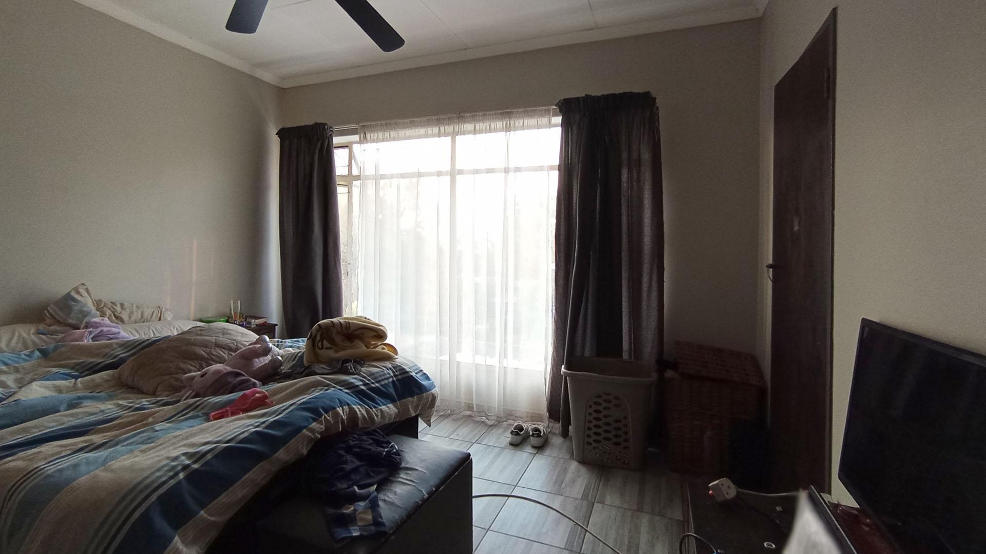 Bed Room 1 - 19 square meters of property in Eldoraigne