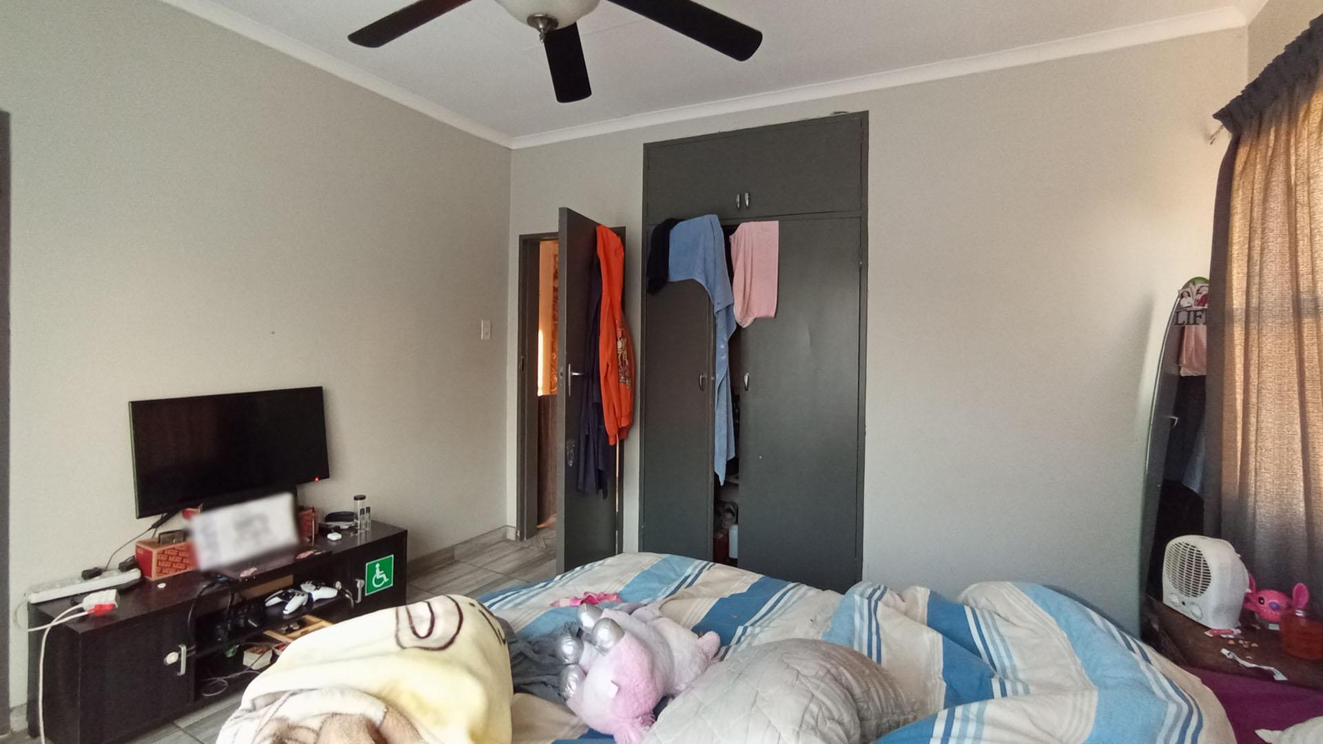 Bed Room 1 - 19 square meters of property in Eldoraigne