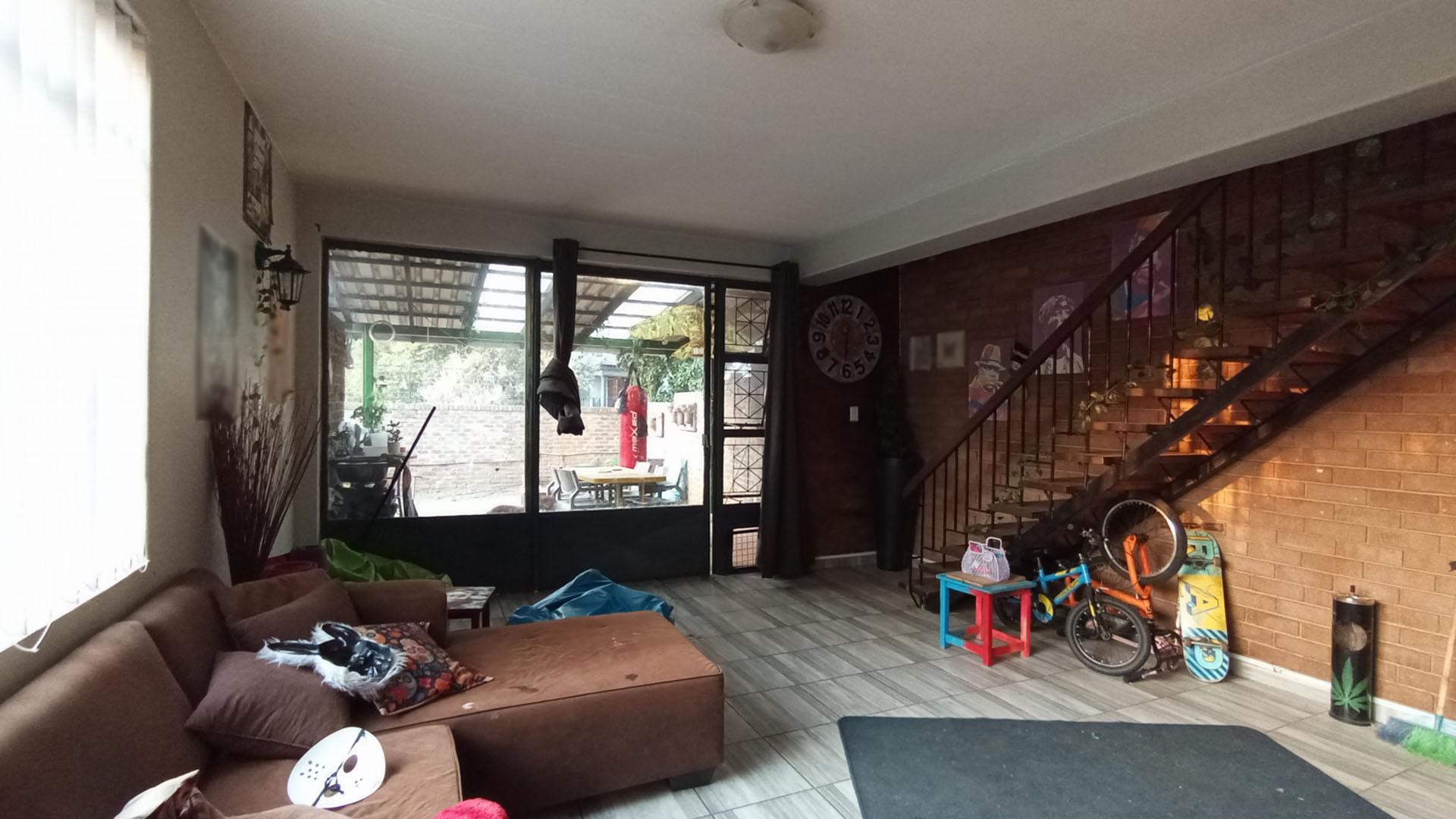 Lounges - 36 square meters of property in Eldoraigne