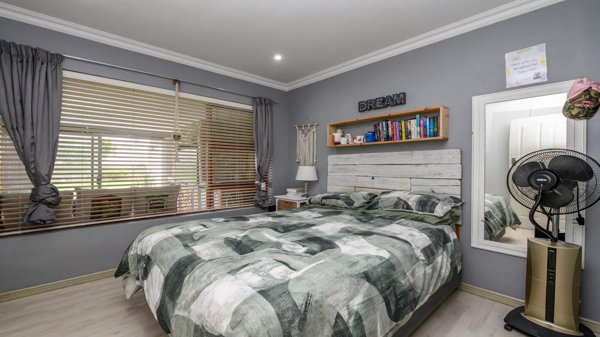 Bed Room 1 of property in Sherwood - PE