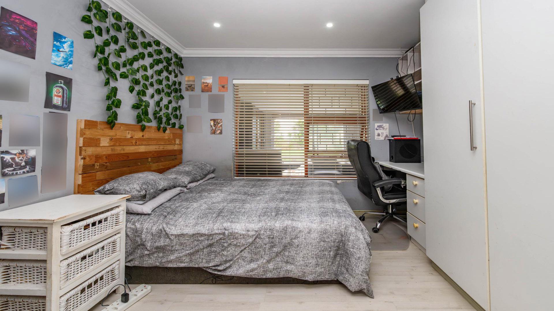 Bed Room 2 of property in Sherwood - PE