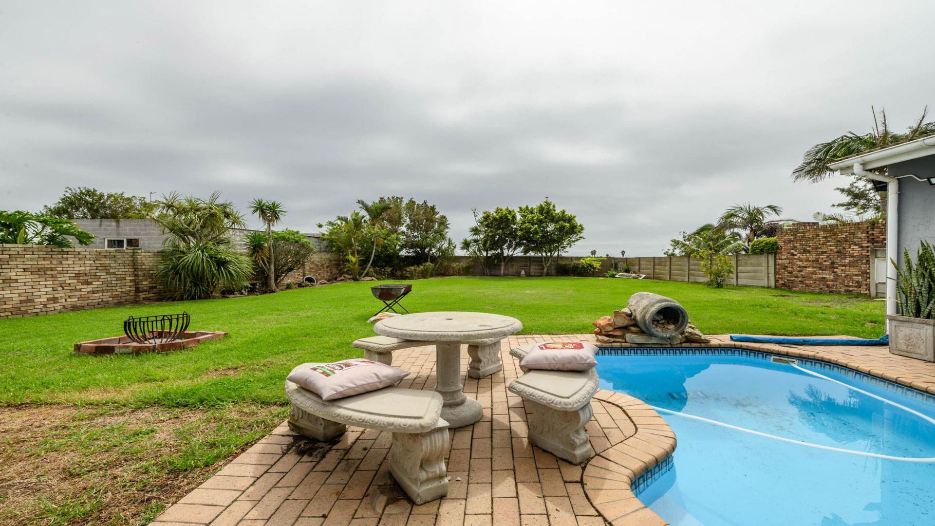 Swimming Pool of property in Sherwood - PE