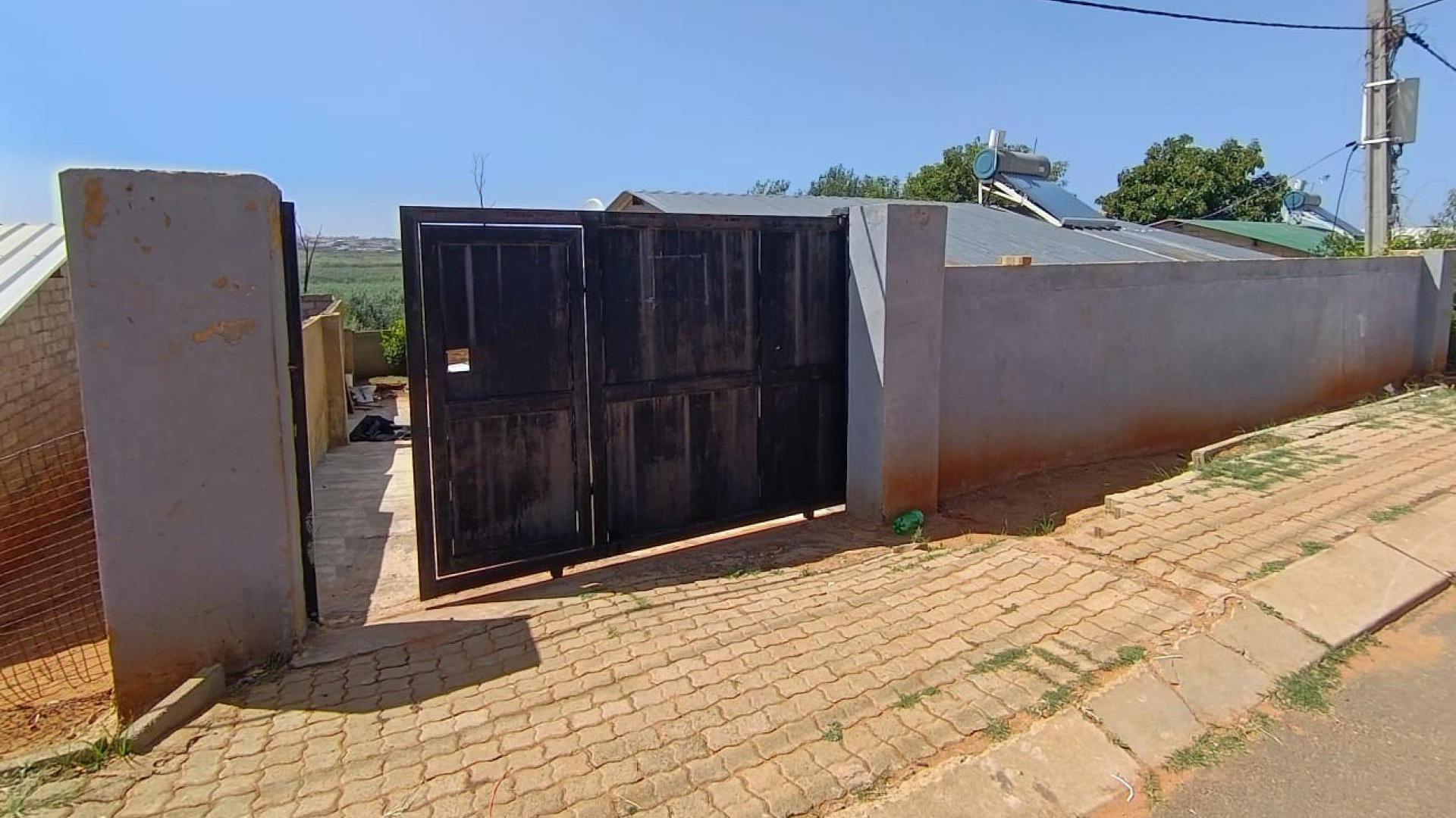 Front View of property in Tshepisong