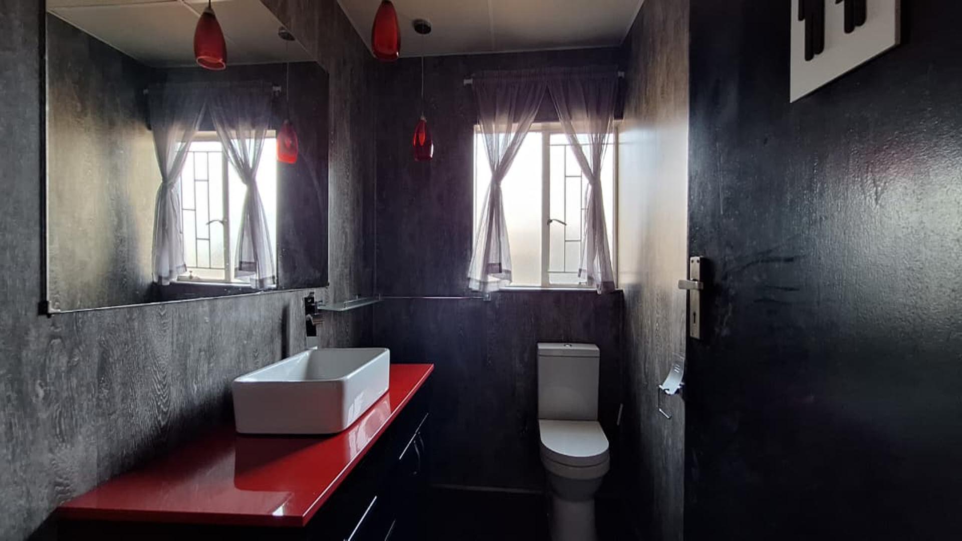 Bathroom 1 - 4 square meters of property in Wilropark