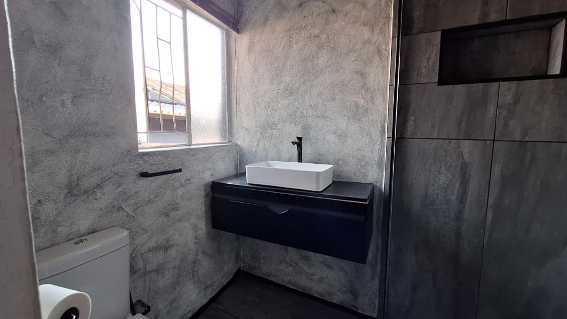 Bathroom 2 - 5 square meters of property in Wilropark