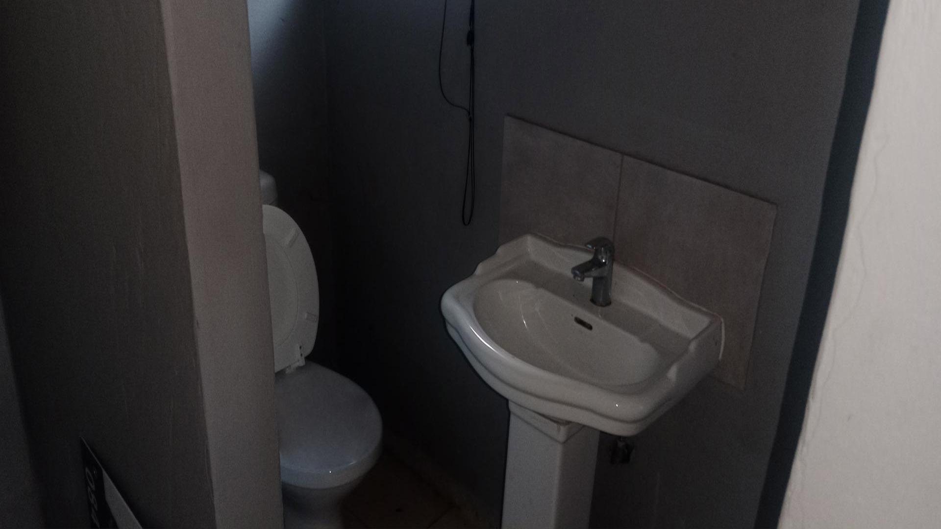 Bathroom 1 of property in Helderkruin