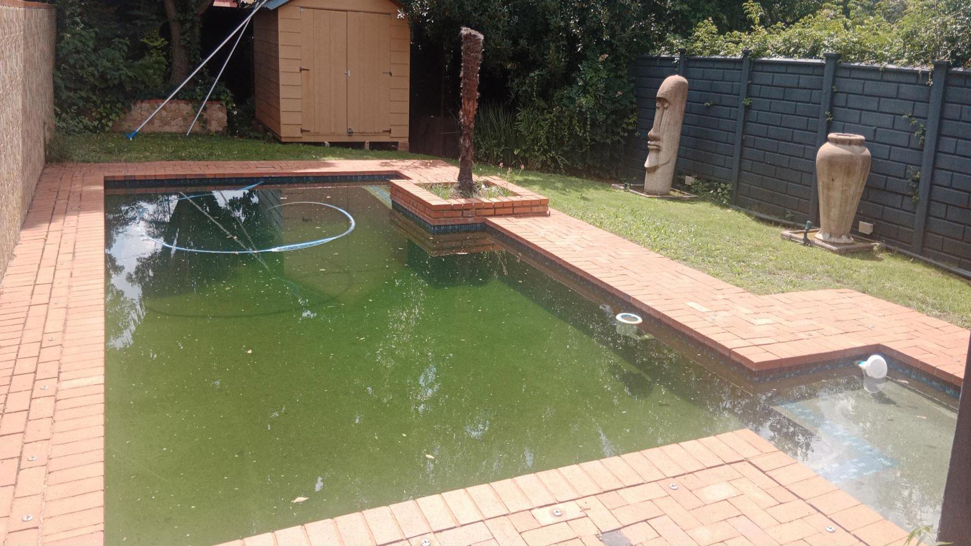 Swimming Pool of property in Helderkruin