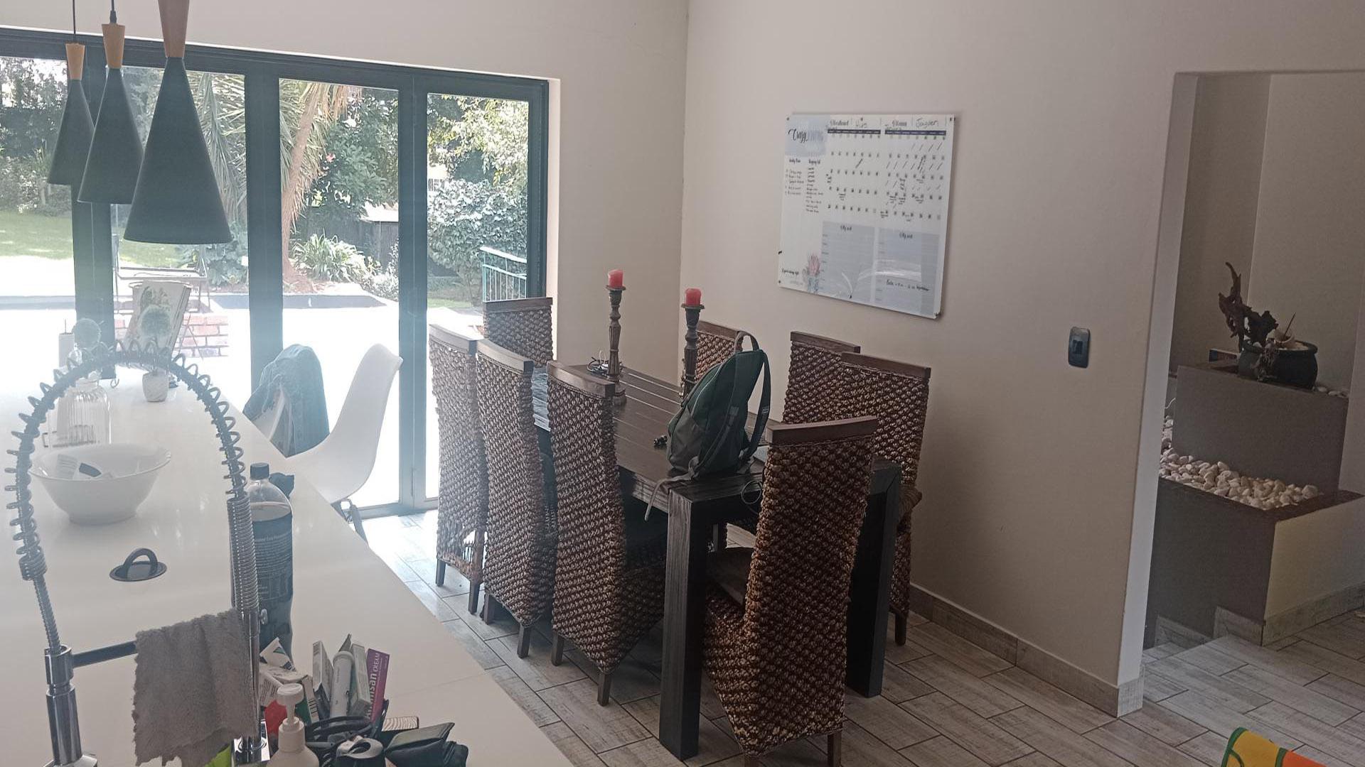 Dining Room of property in Helderkruin