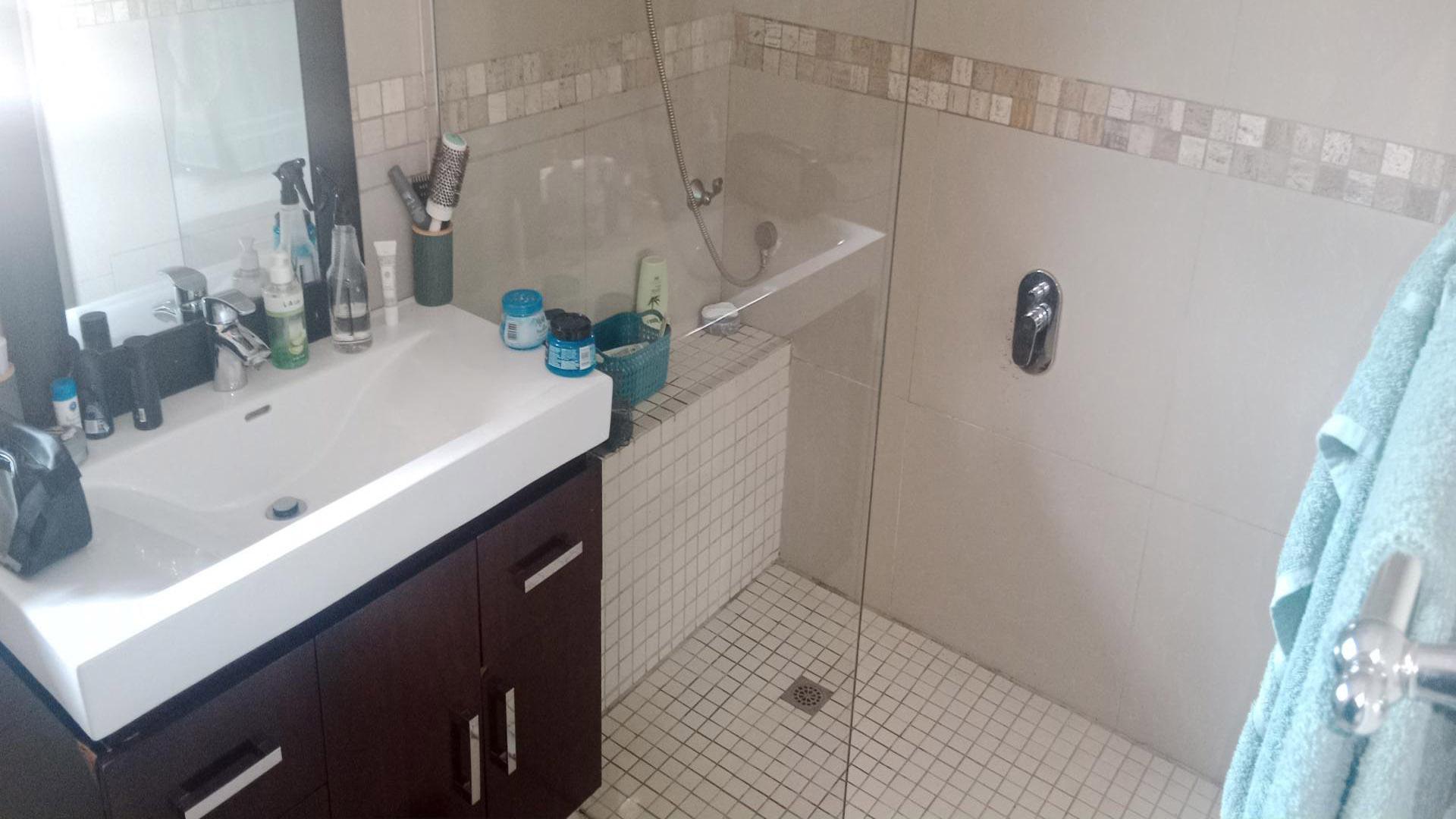 Bathroom 3+ of property in Helderkruin