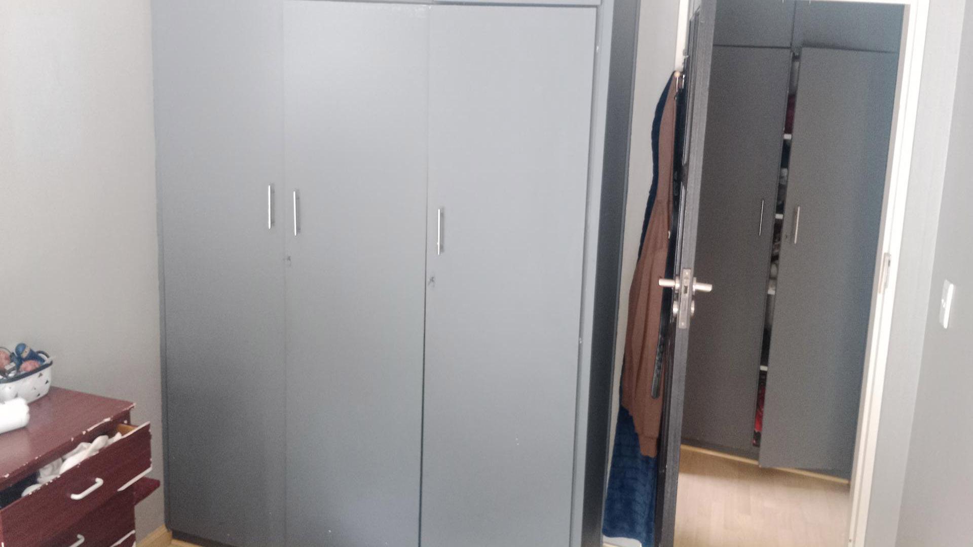 Bed Room 2 of property in Helderkruin