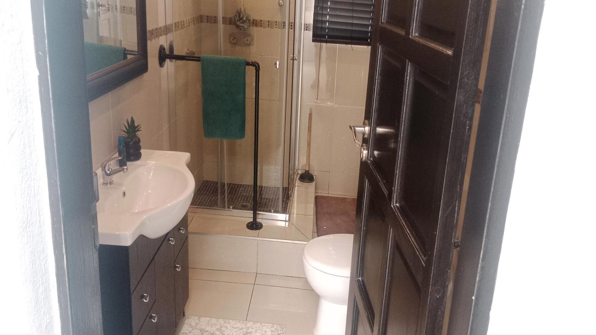 Bathroom 3+ of property in Helderkruin