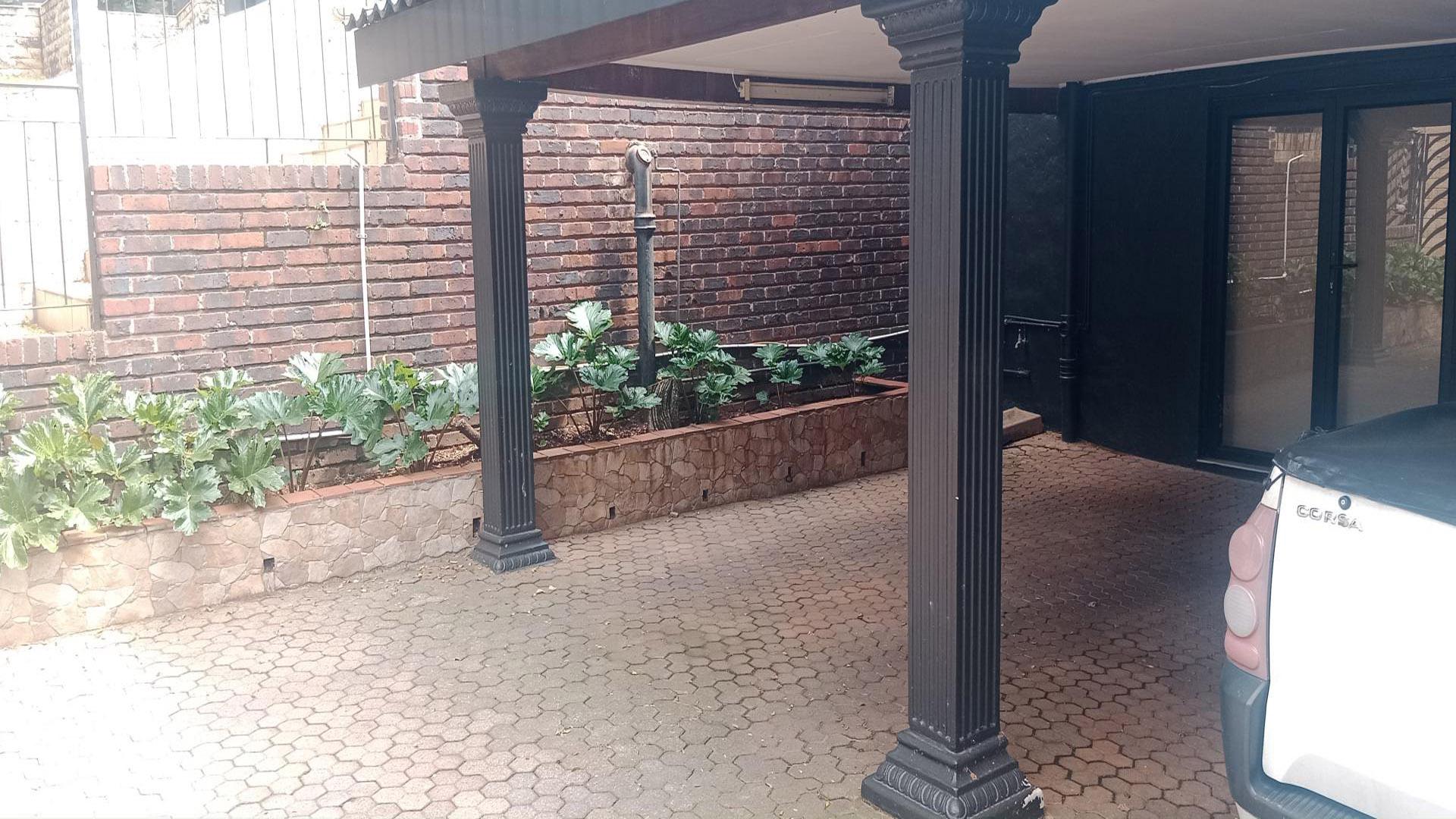 Carport  of property in Helderkruin