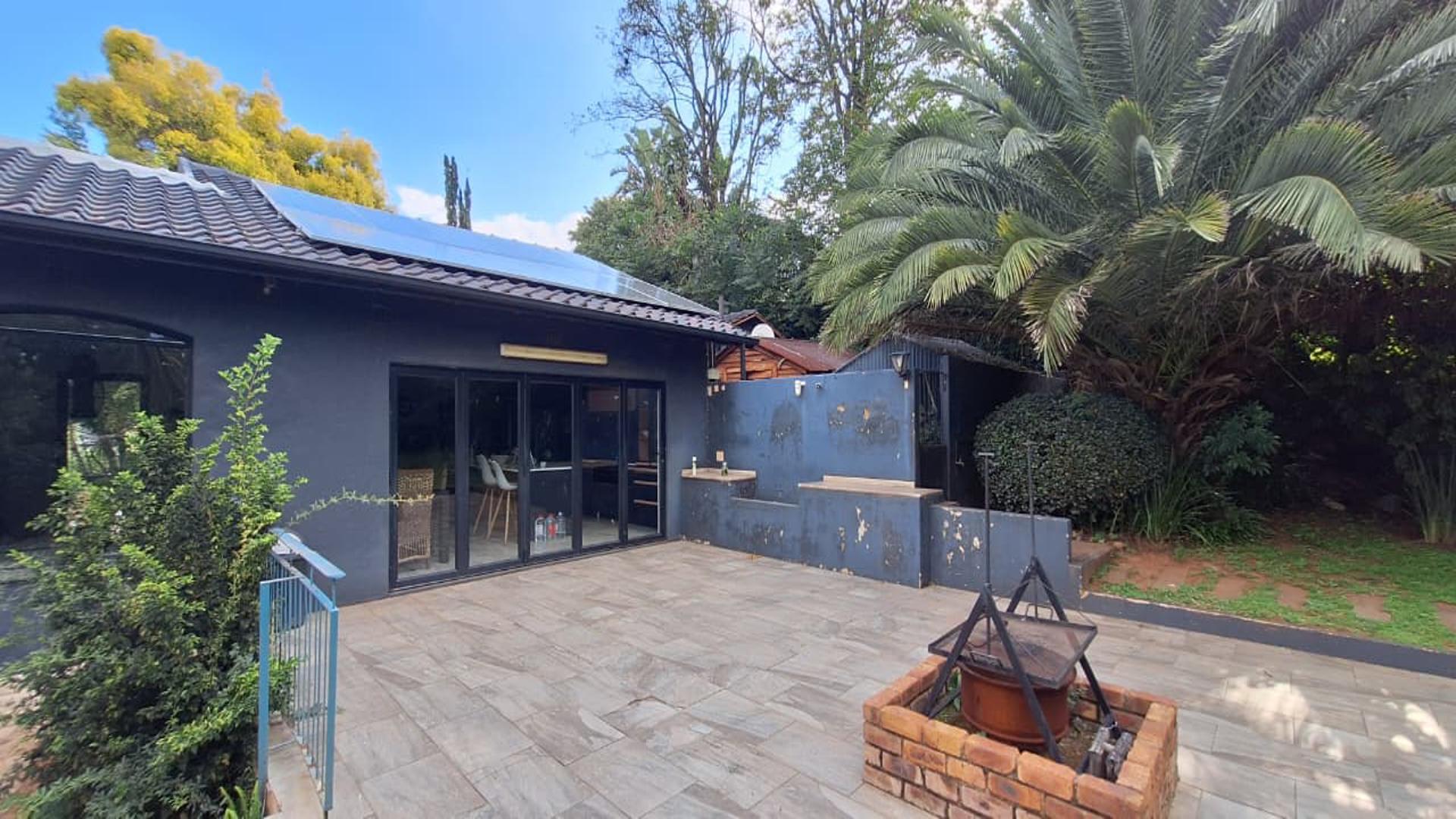 Braai Area - 27 square meters of property in Helderkruin