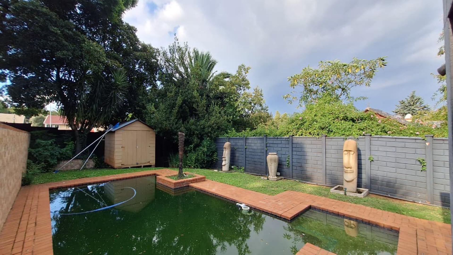 Swimming Pool of property in Helderkruin