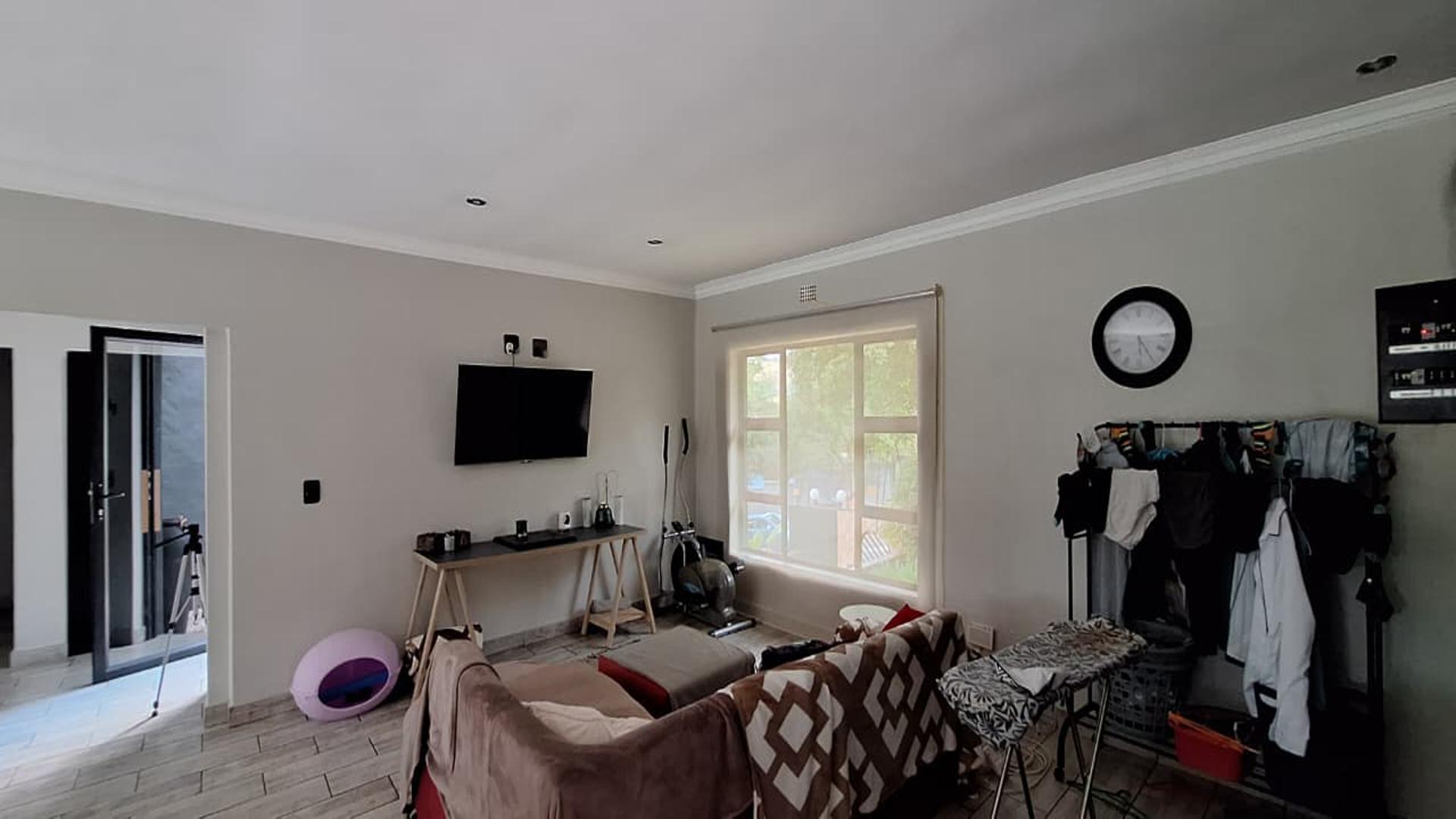 Dining Room - 27 square meters of property in Helderkruin