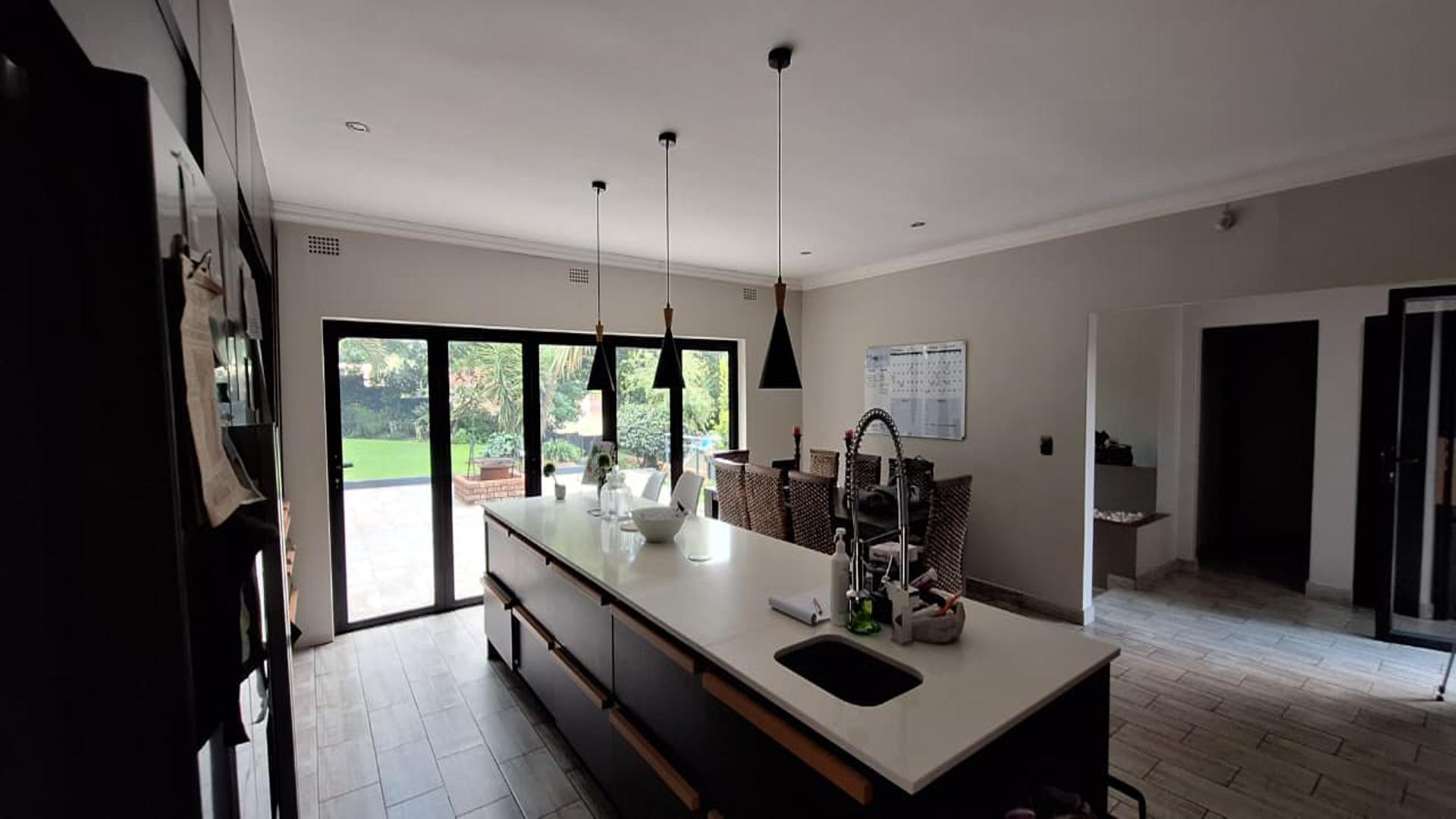 Kitchen - 37 square meters of property in Helderkruin