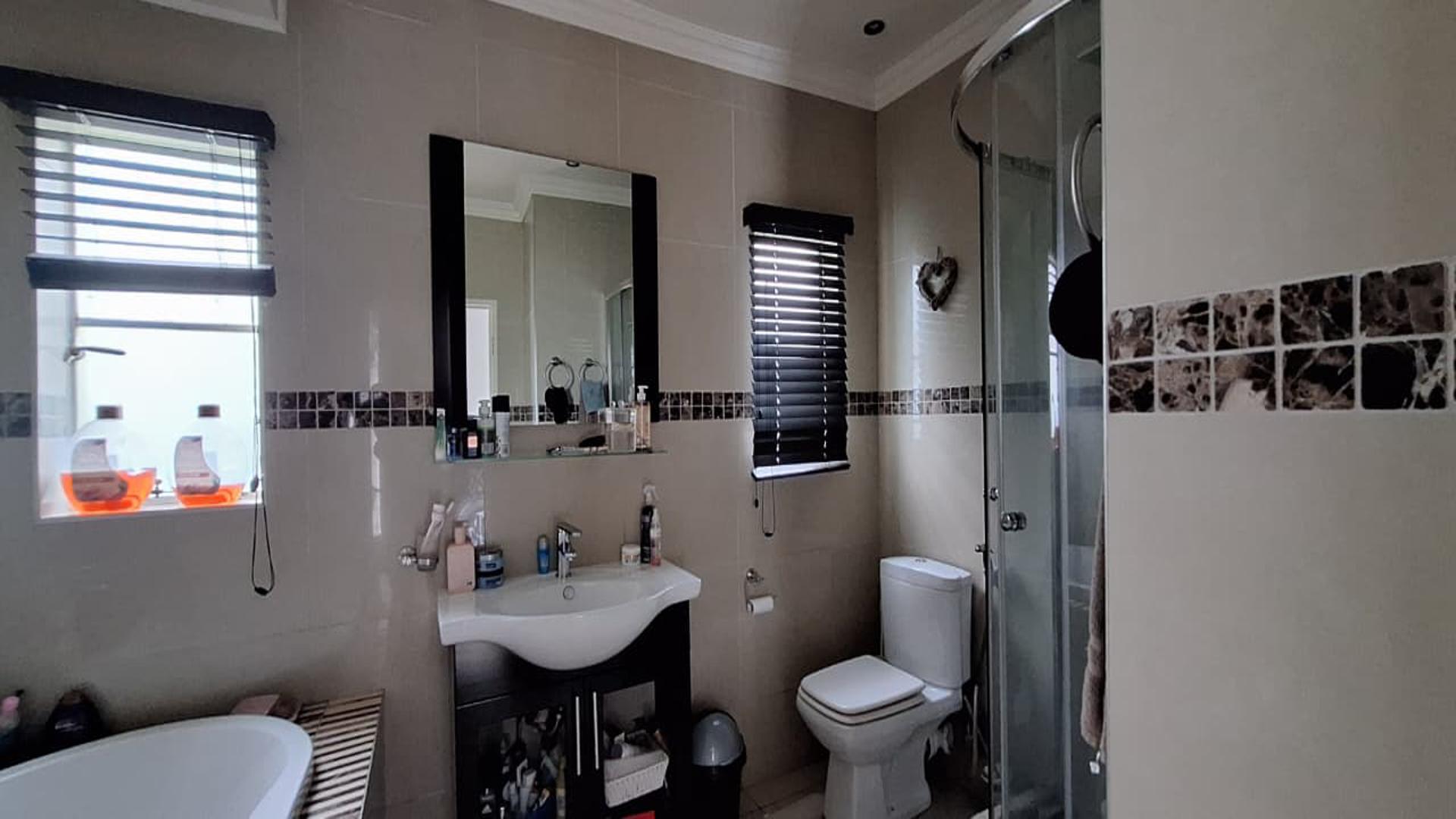 Main Bathroom - 8 square meters of property in Helderkruin