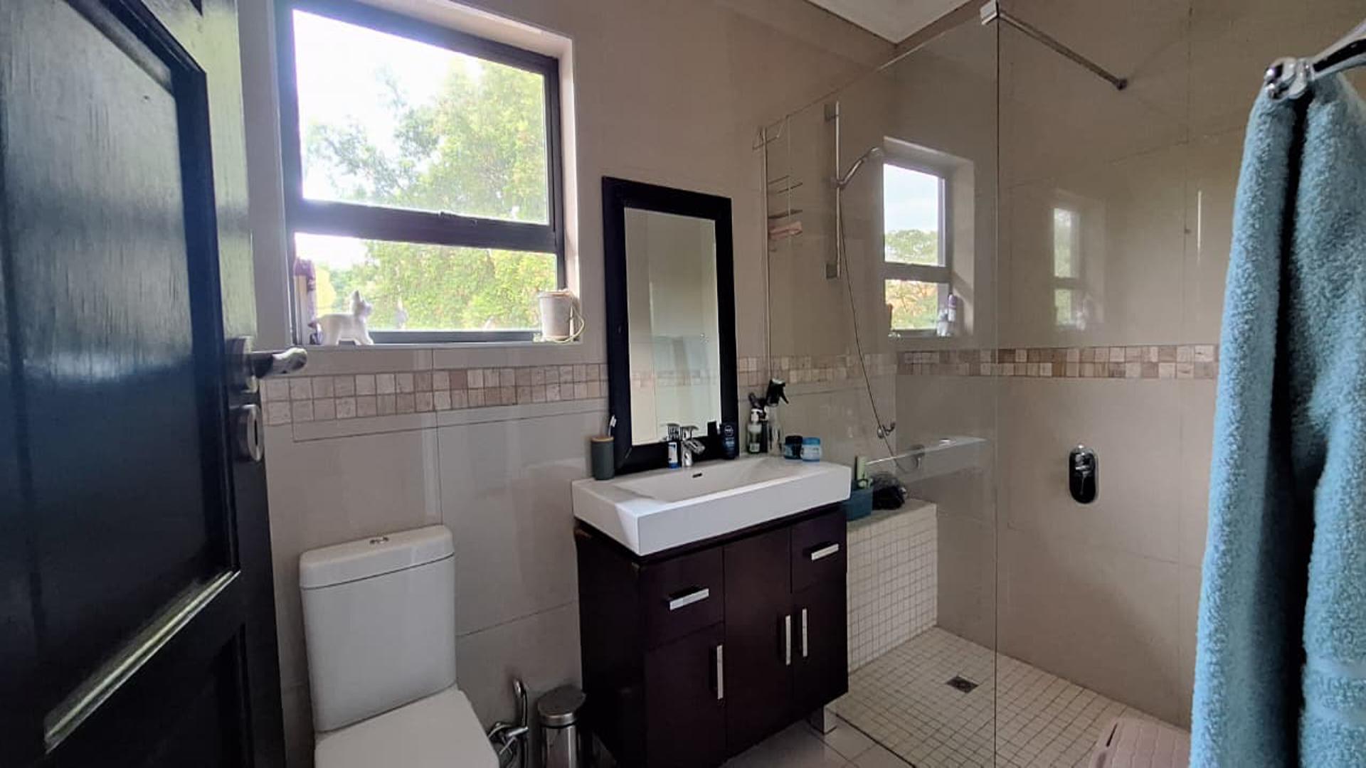 Bathroom 1 - 7 square meters of property in Helderkruin