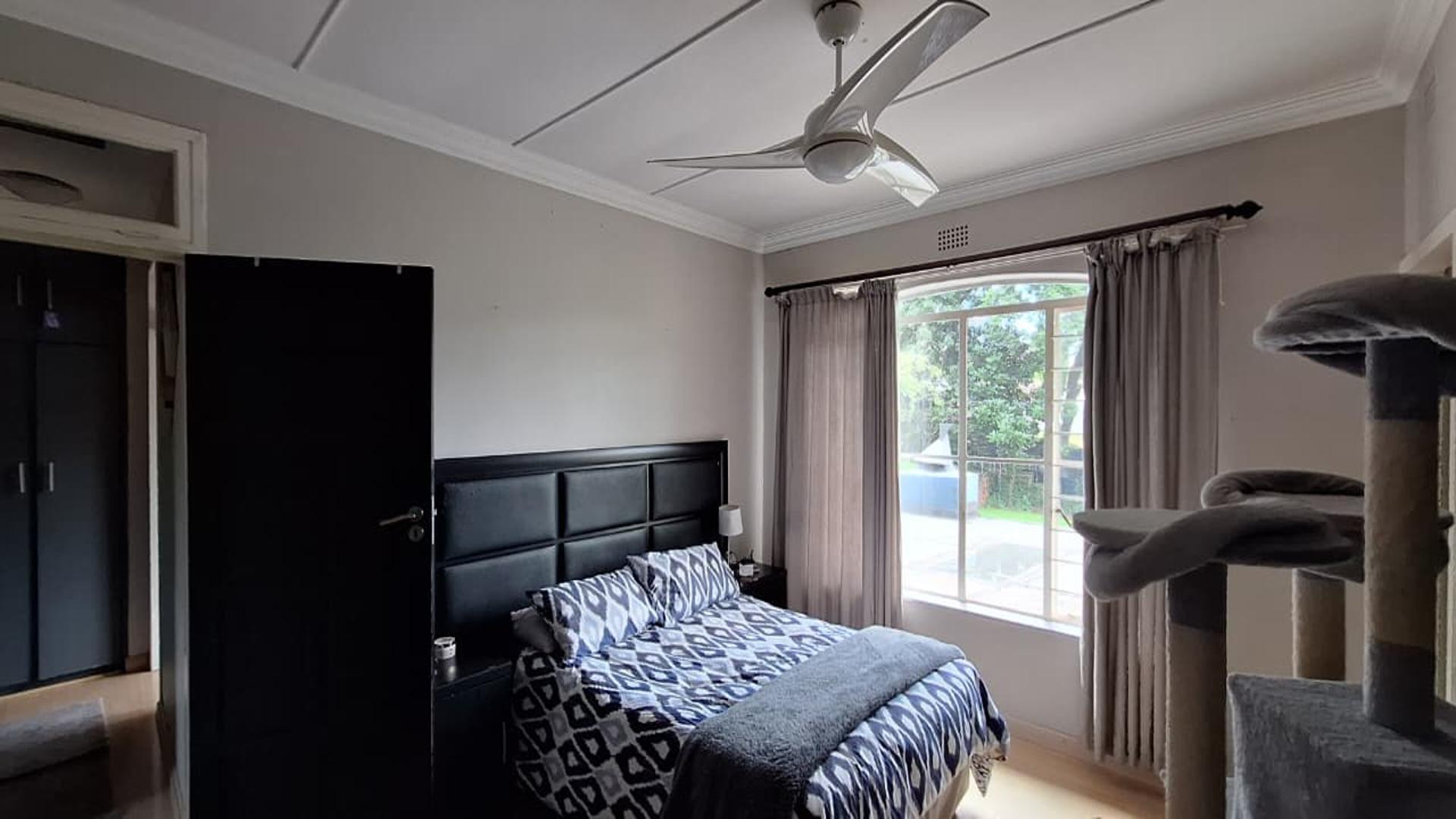 Main Bedroom - 21 square meters of property in Helderkruin