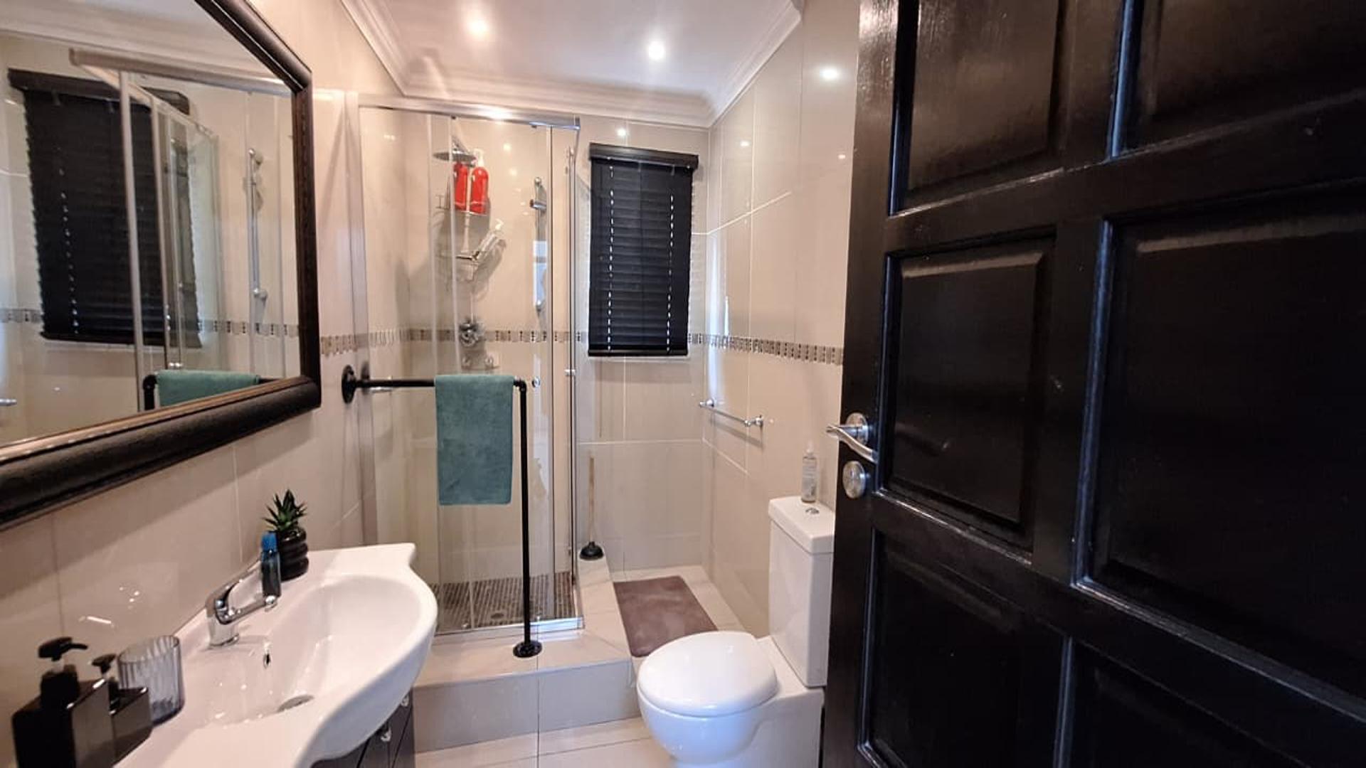 Bathroom 2 - 7 square meters of property in Helderkruin