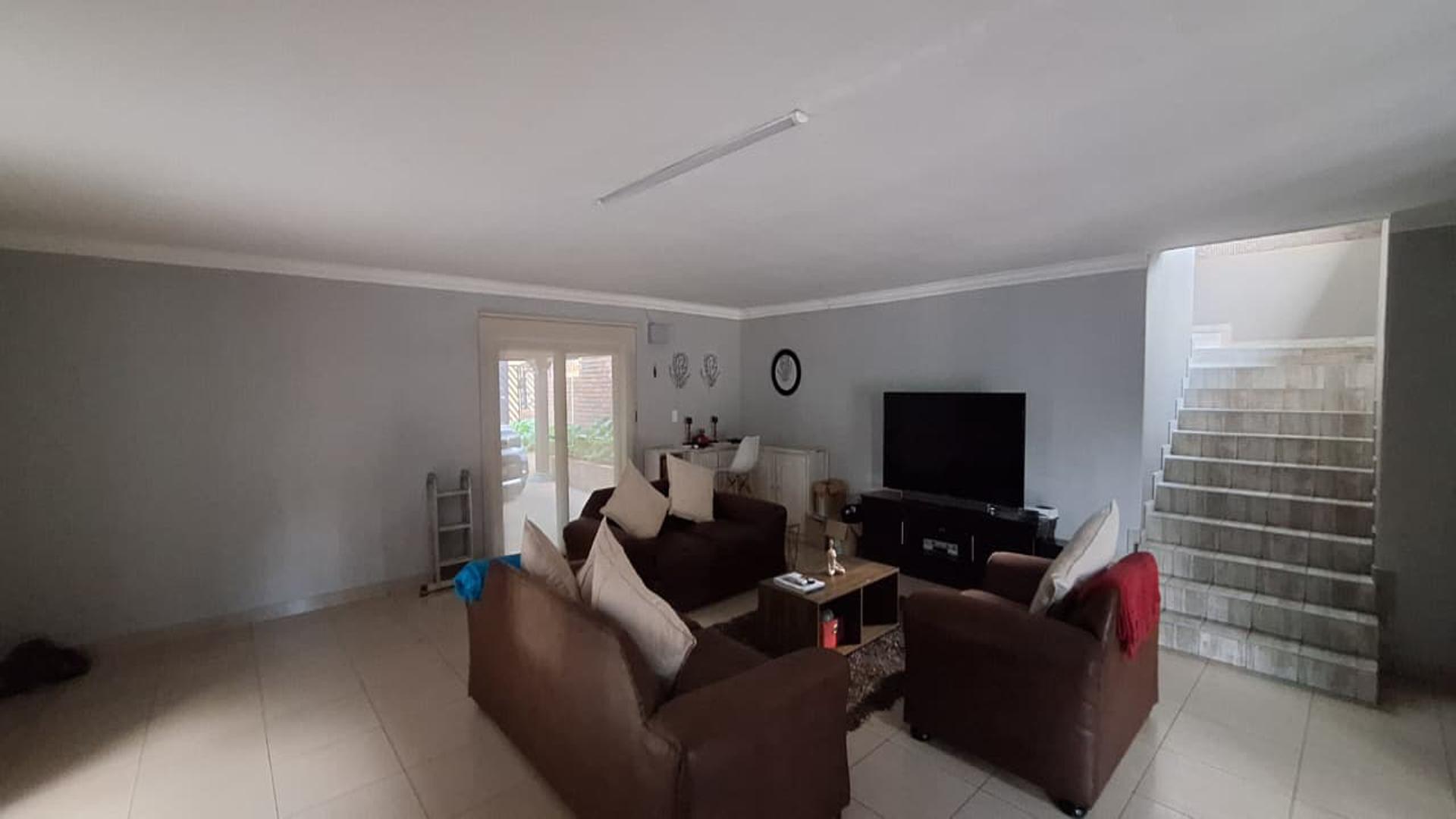 Lounges - 57 square meters of property in Helderkruin