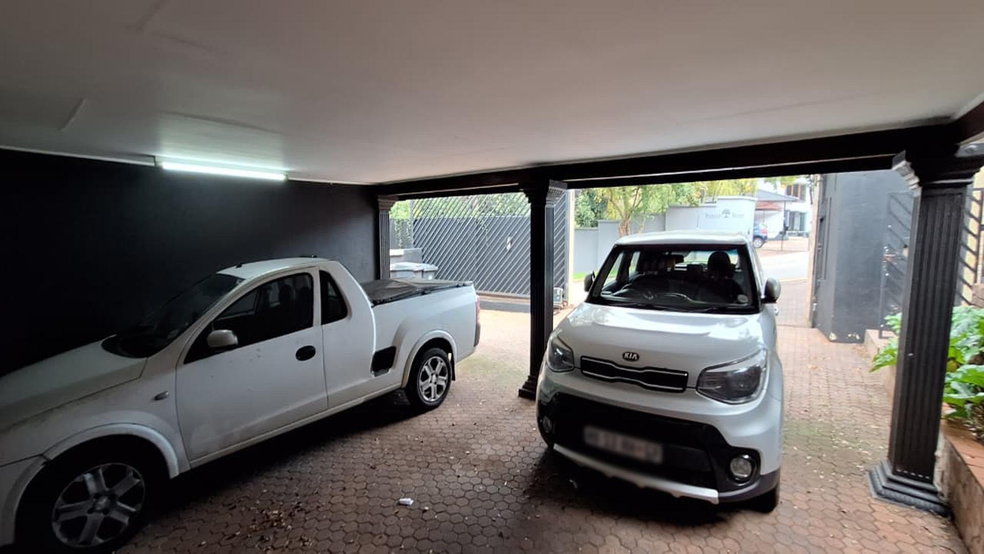 Garage of property in Helderkruin