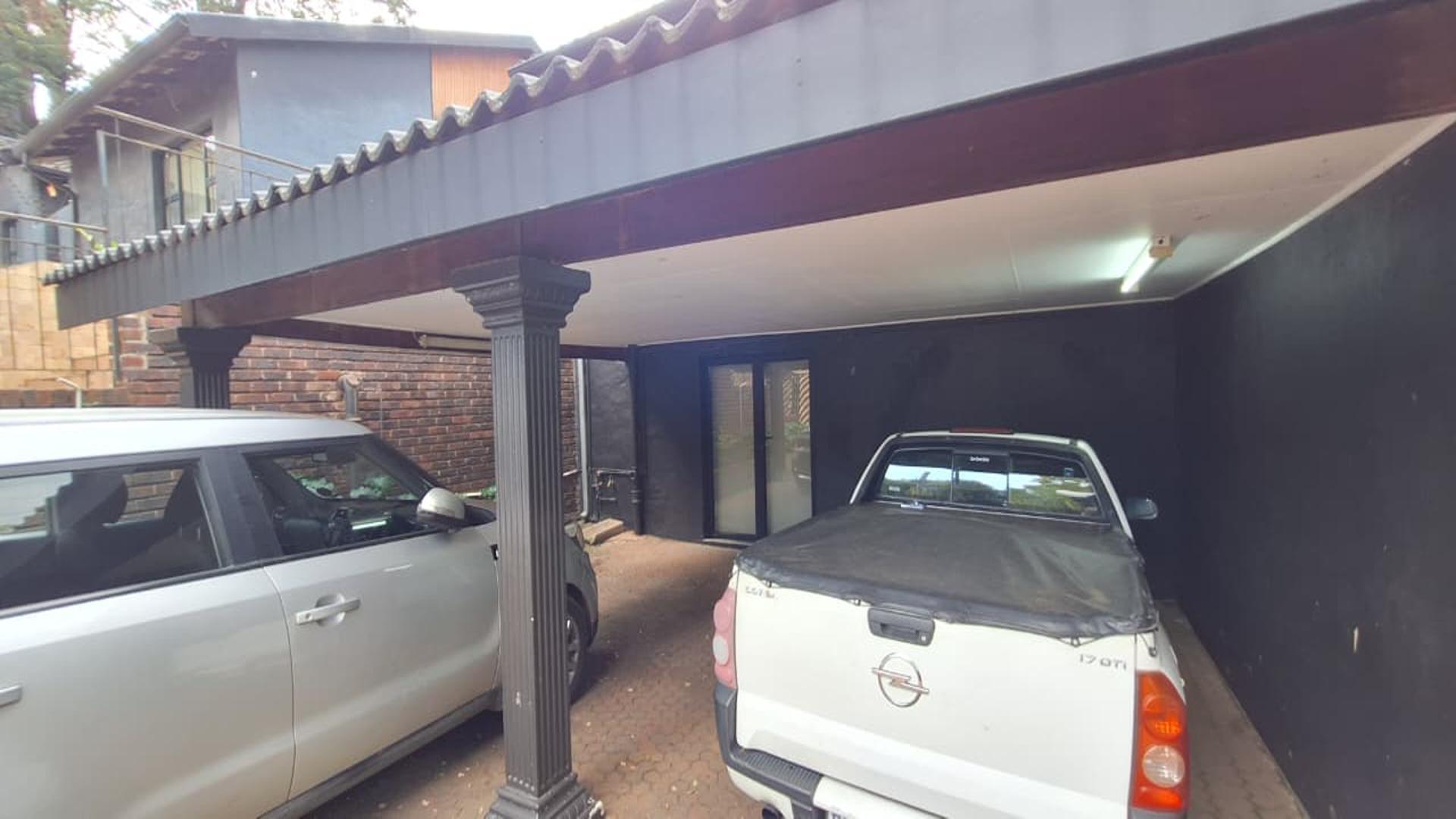 Garage of property in Helderkruin