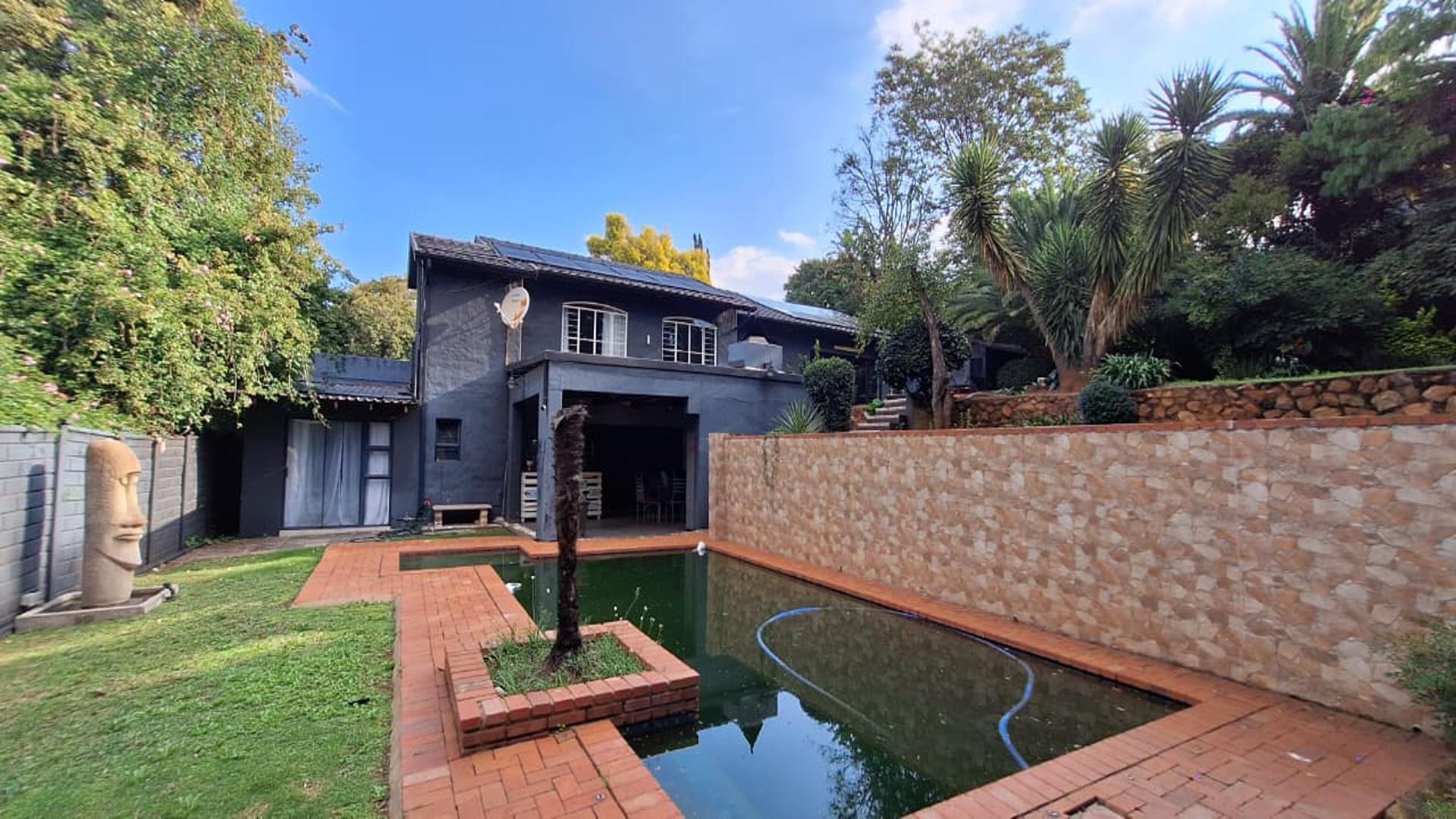 Swimming Pool of property in Helderkruin