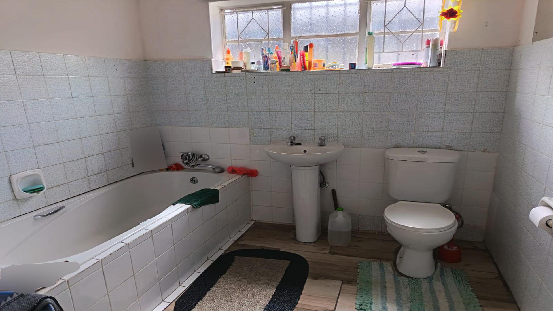 Bathroom 1 of property in Newlands - JHB