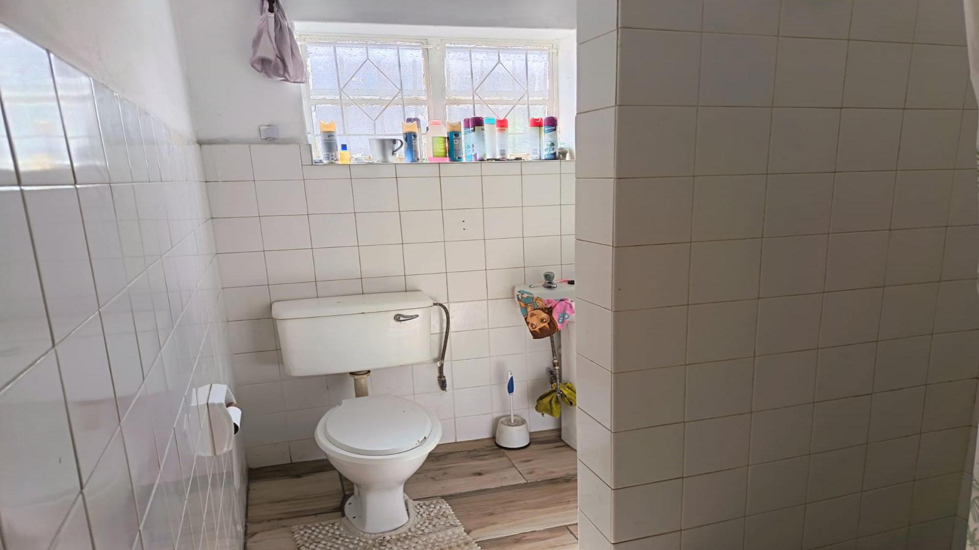 Bathroom 2 of property in Newlands - JHB