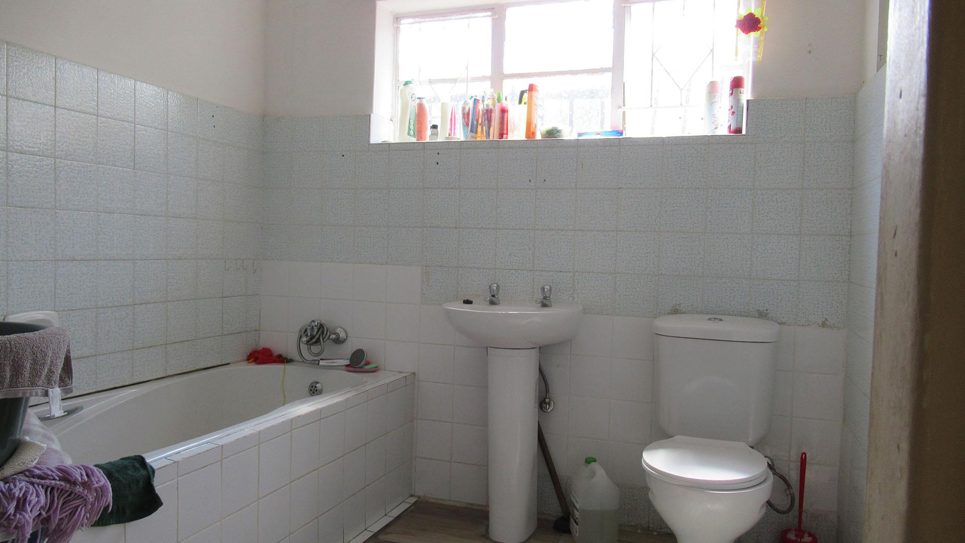 Bathroom 1 - 6 square meters of property in Newlands - JHB