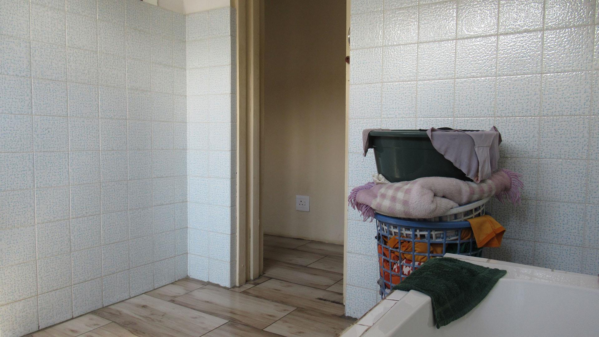 Bathroom 1 - 6 square meters of property in Newlands - JHB