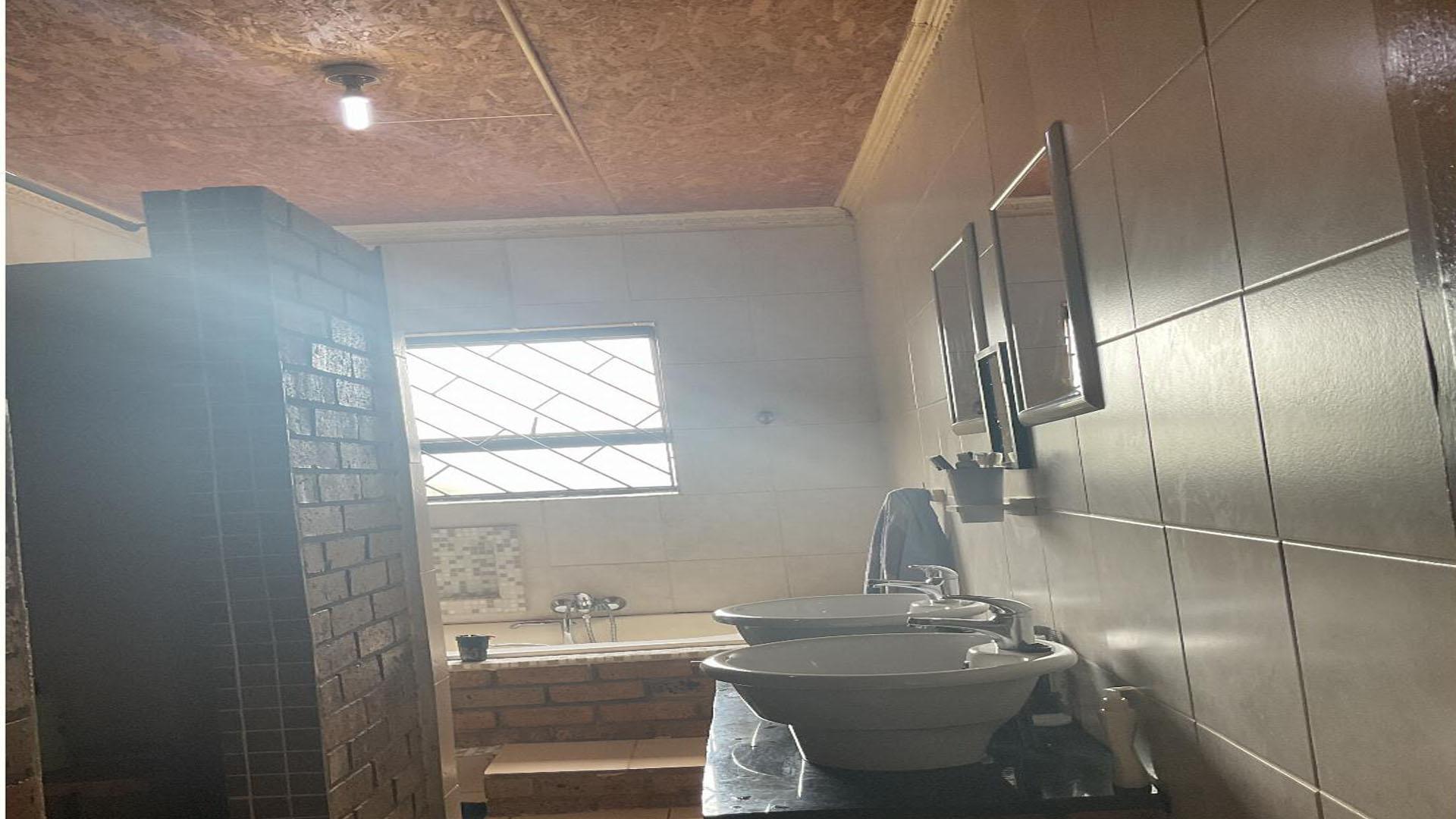 Bathroom 2 of property in Ennerdale