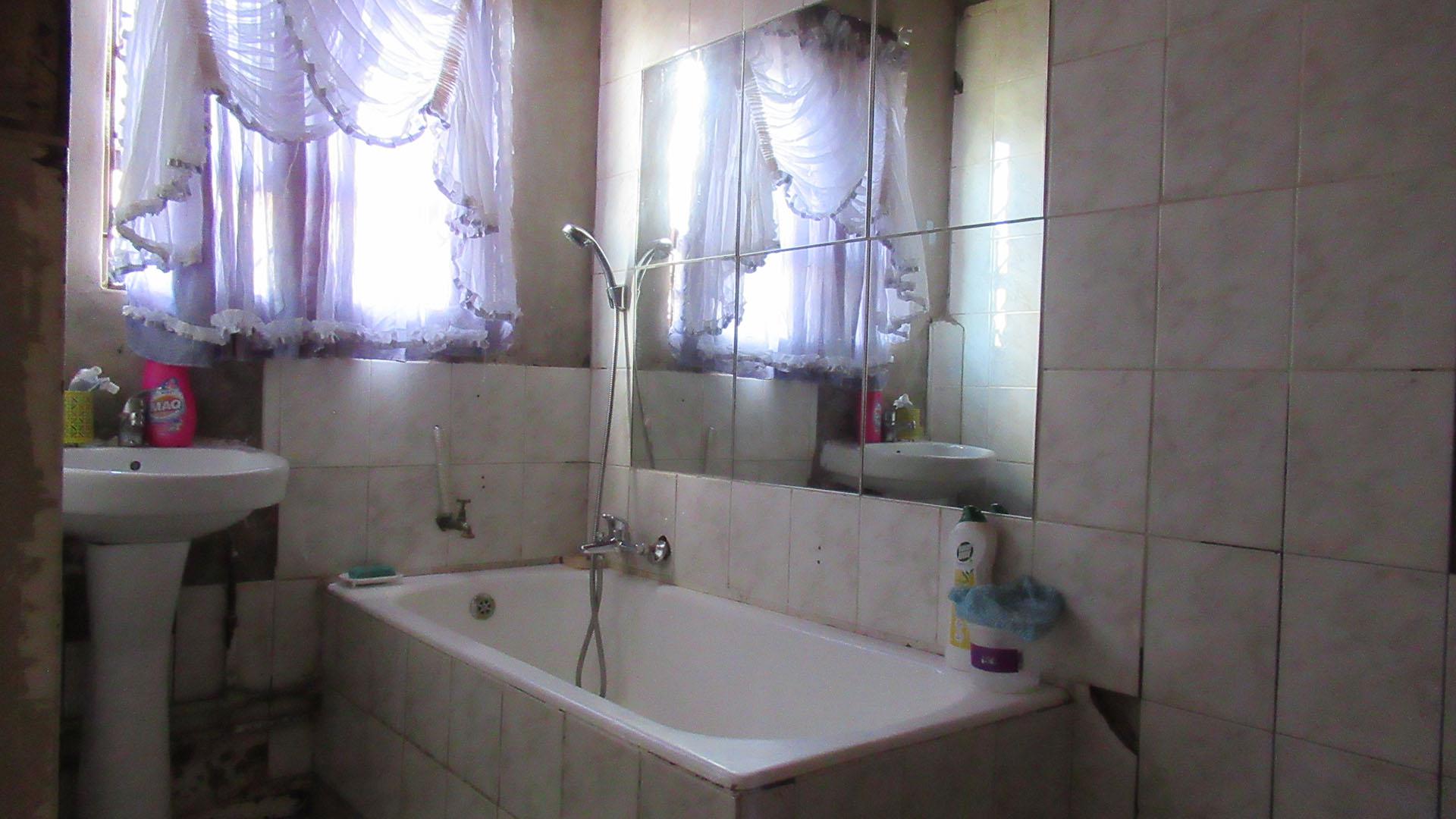 Bathroom 1 - 5 square meters of property in Ennerdale
