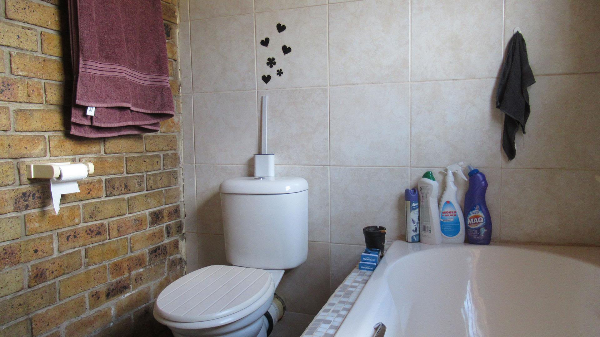 Main Bathroom - 10 square meters of property in Ennerdale