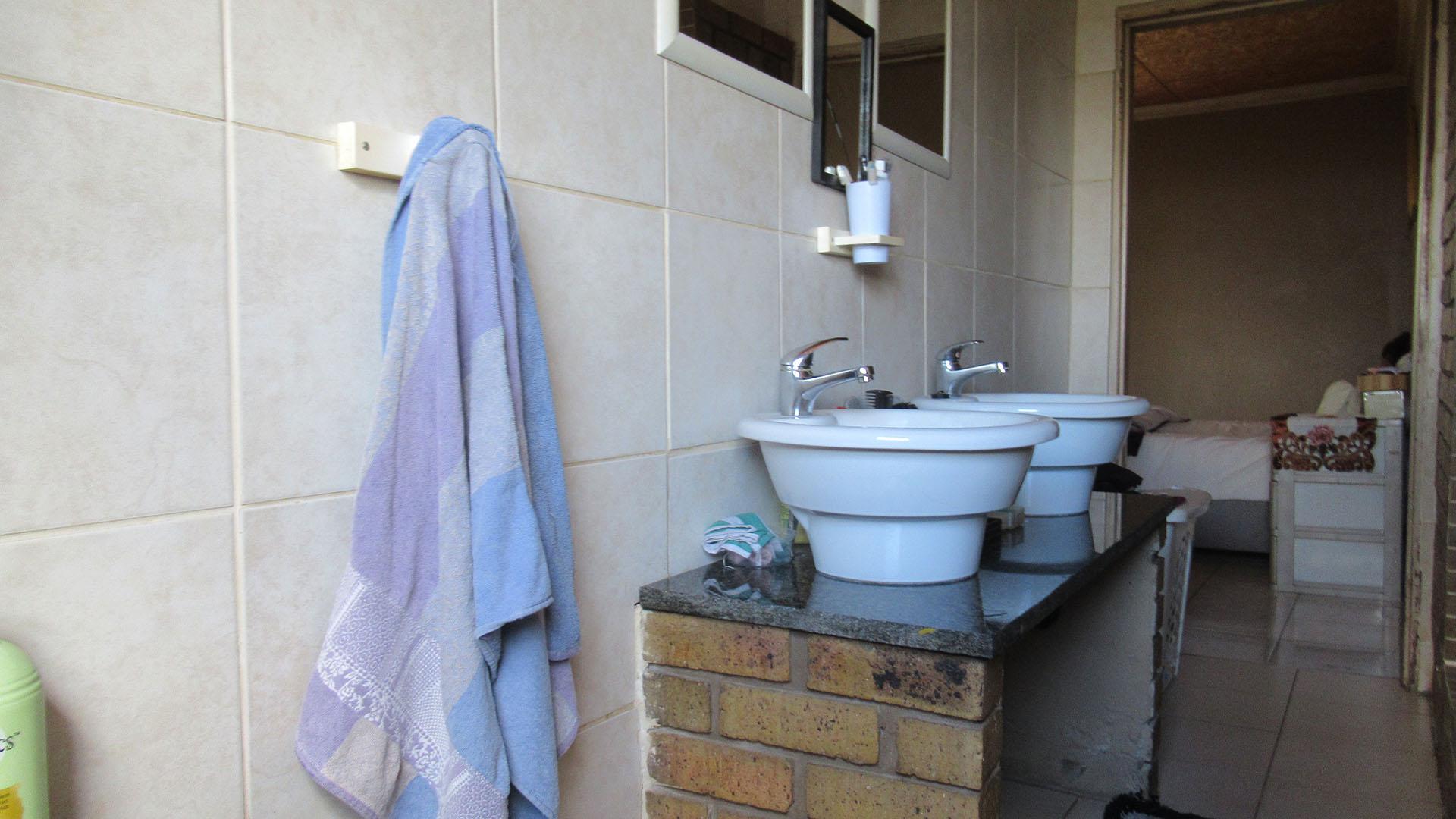 Main Bathroom - 10 square meters of property in Ennerdale
