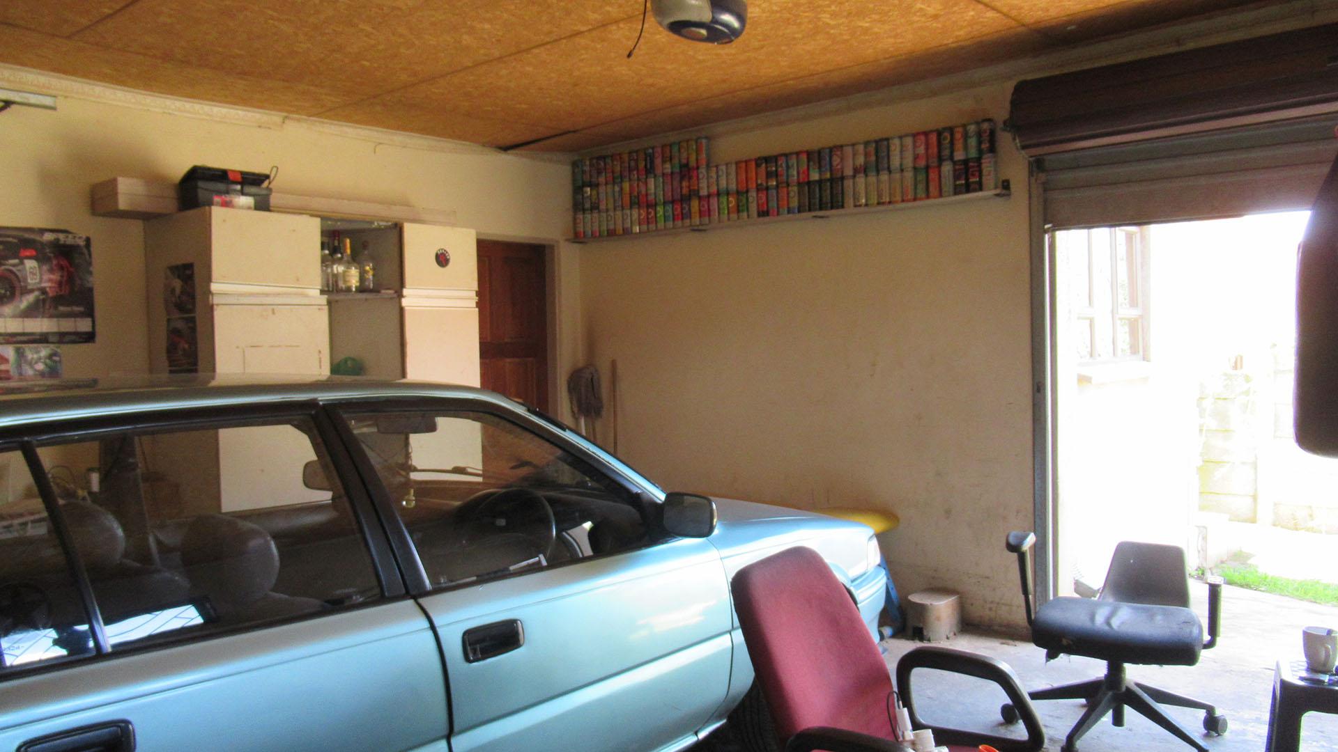 Garage - 30 square meters of property in Ennerdale