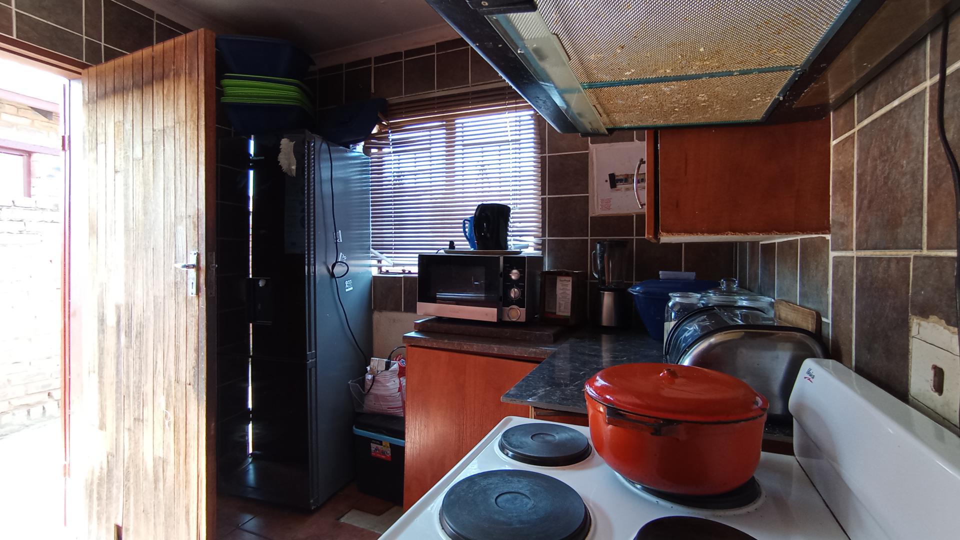 Kitchen - 8 square meters of property in Soshanguve