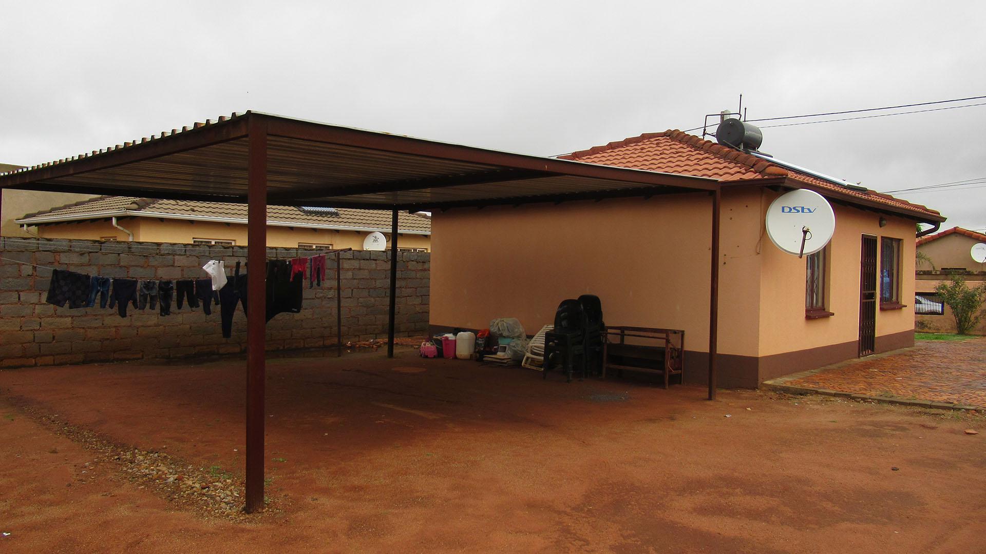 Carport  - 38 square meters of property in Protea Glen