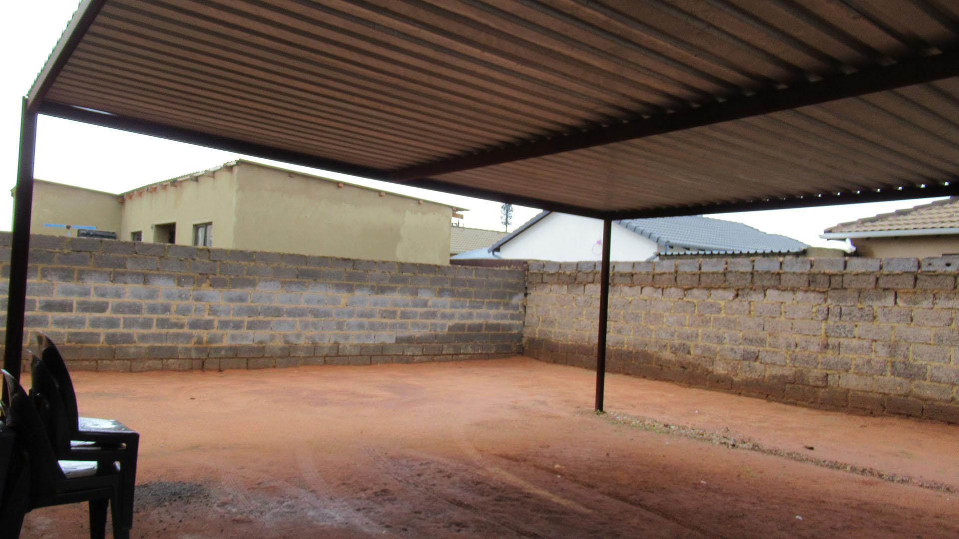 Carport  - 38 square meters of property in Protea Glen