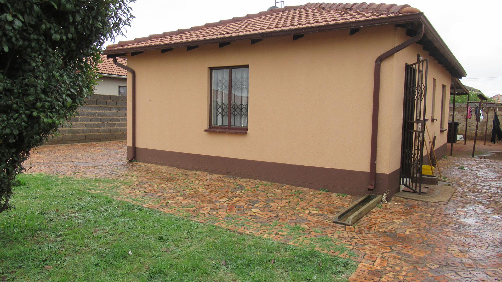 Front View of property in Protea Glen