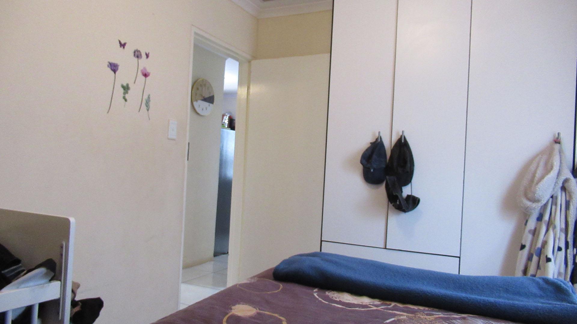 Bed Room 1 - 10 square meters of property in Protea Glen