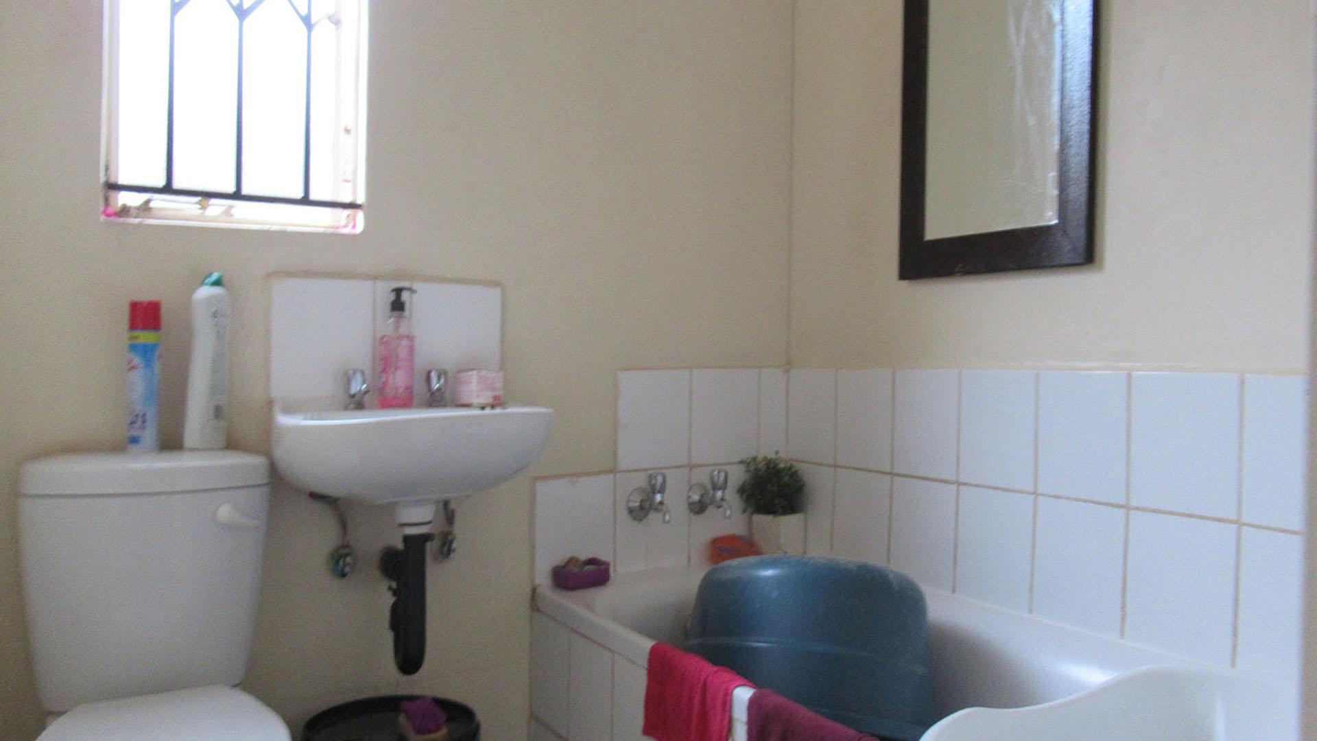 Bathroom 1 - 5 square meters of property in Protea Glen