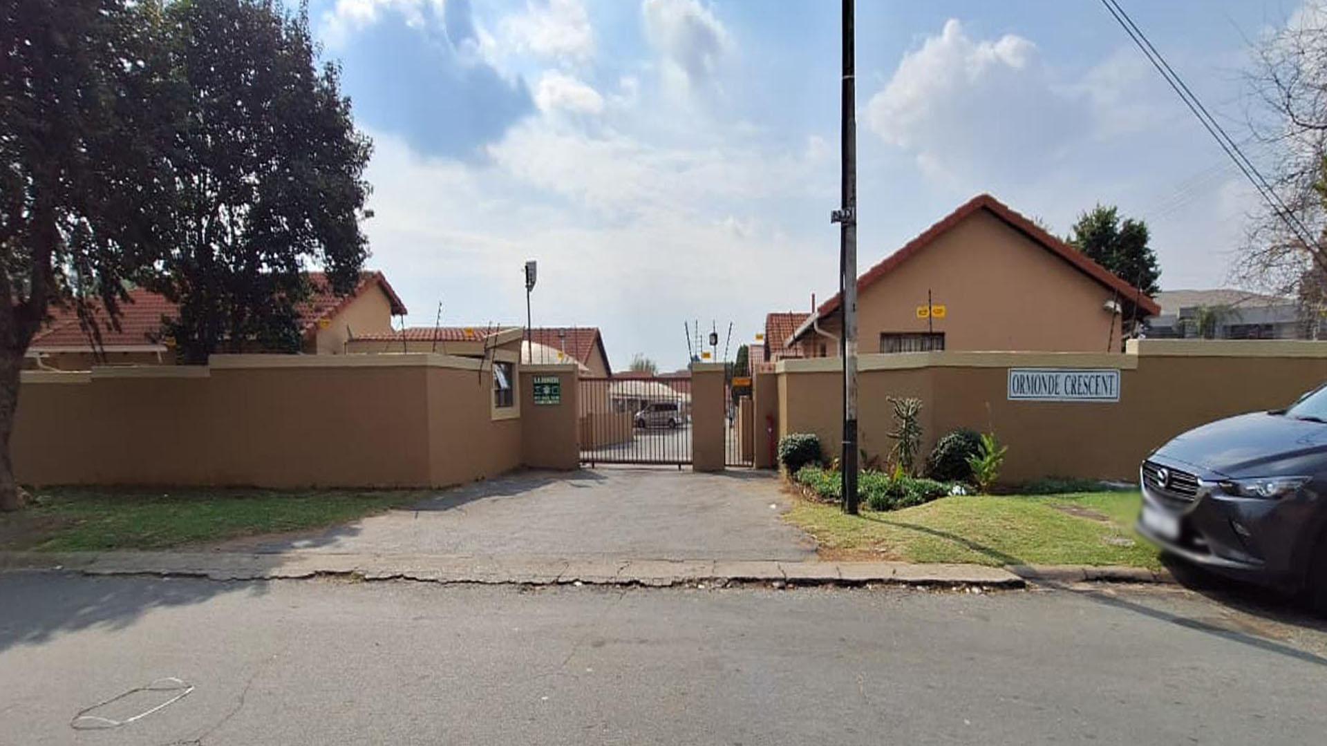 Front View of property in Ormonde