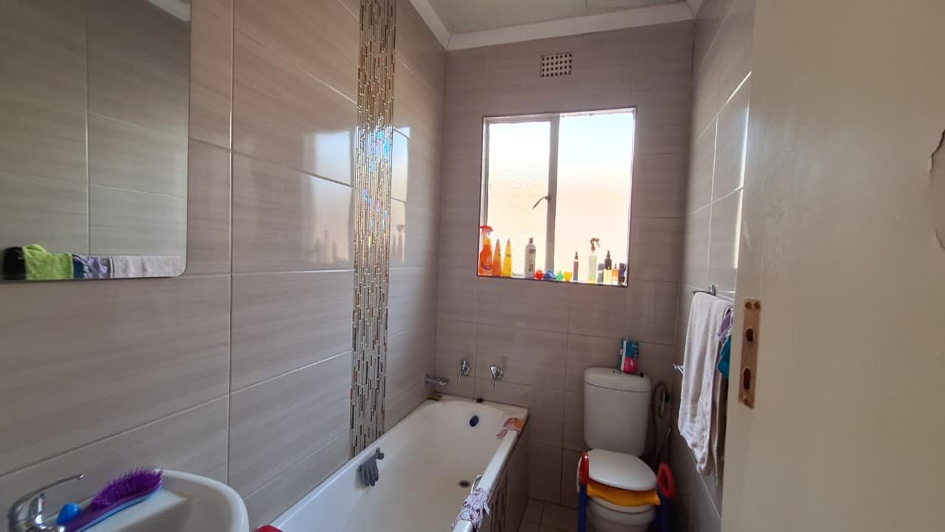 Bathroom 1 - 4 square meters of property in Ormonde