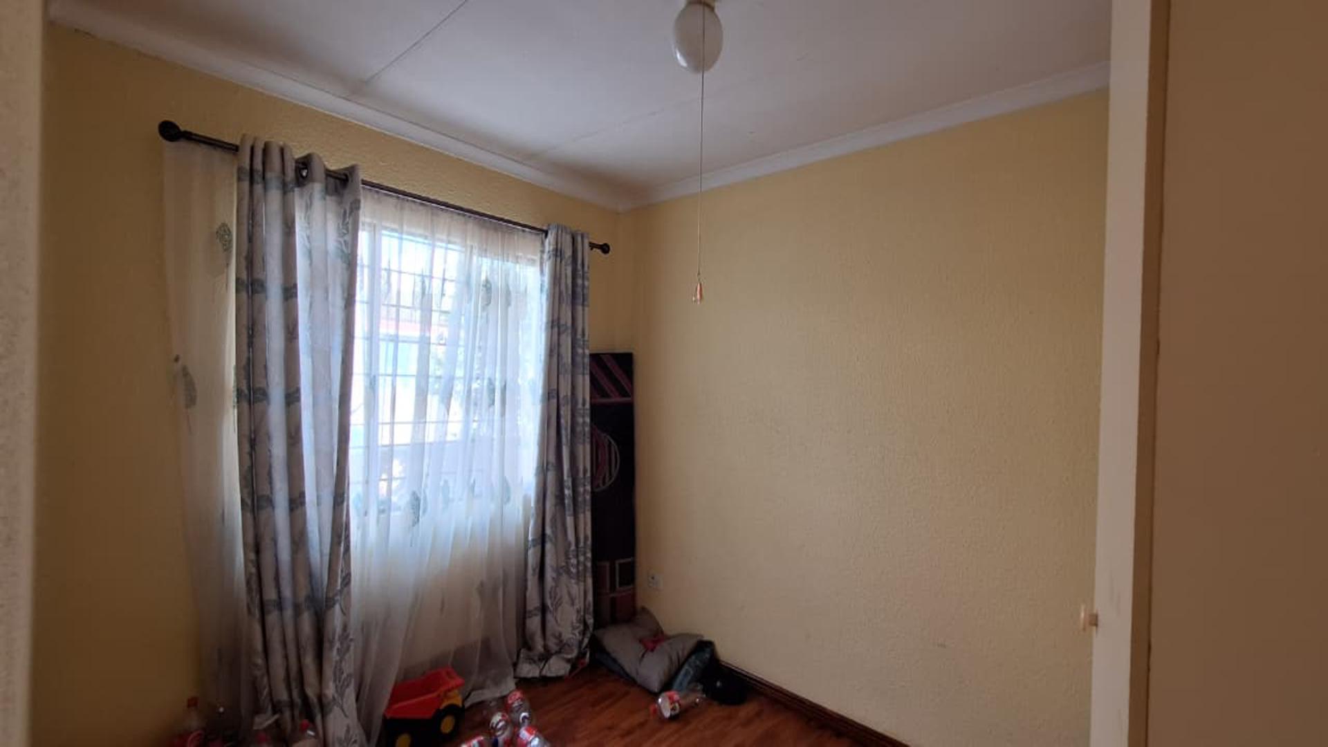 Bed Room 2 - 15 square meters of property in Ormonde