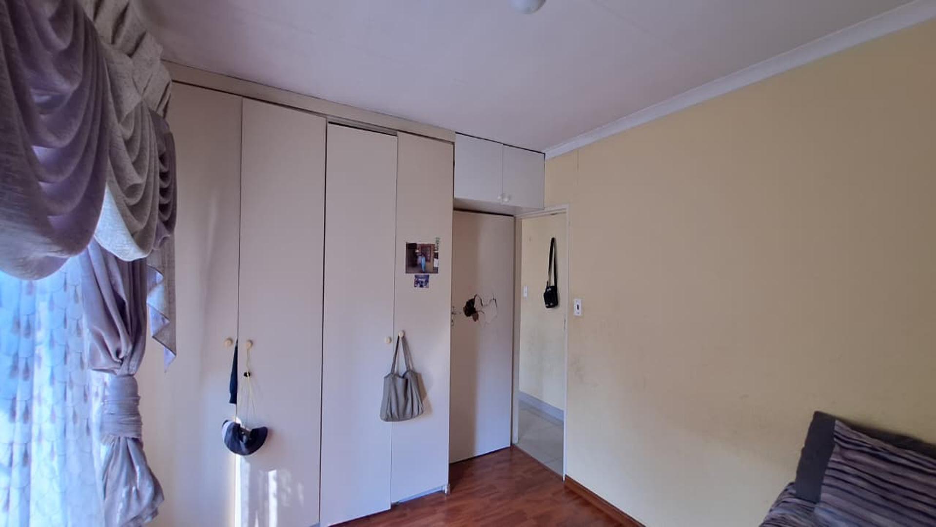 Bed Room 1 - 11 square meters of property in Ormonde