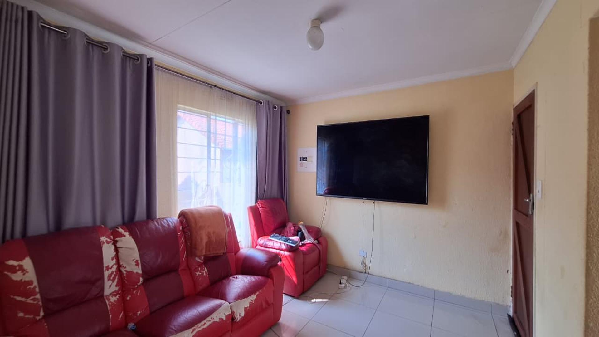 Lounges - 15 square meters of property in Ormonde
