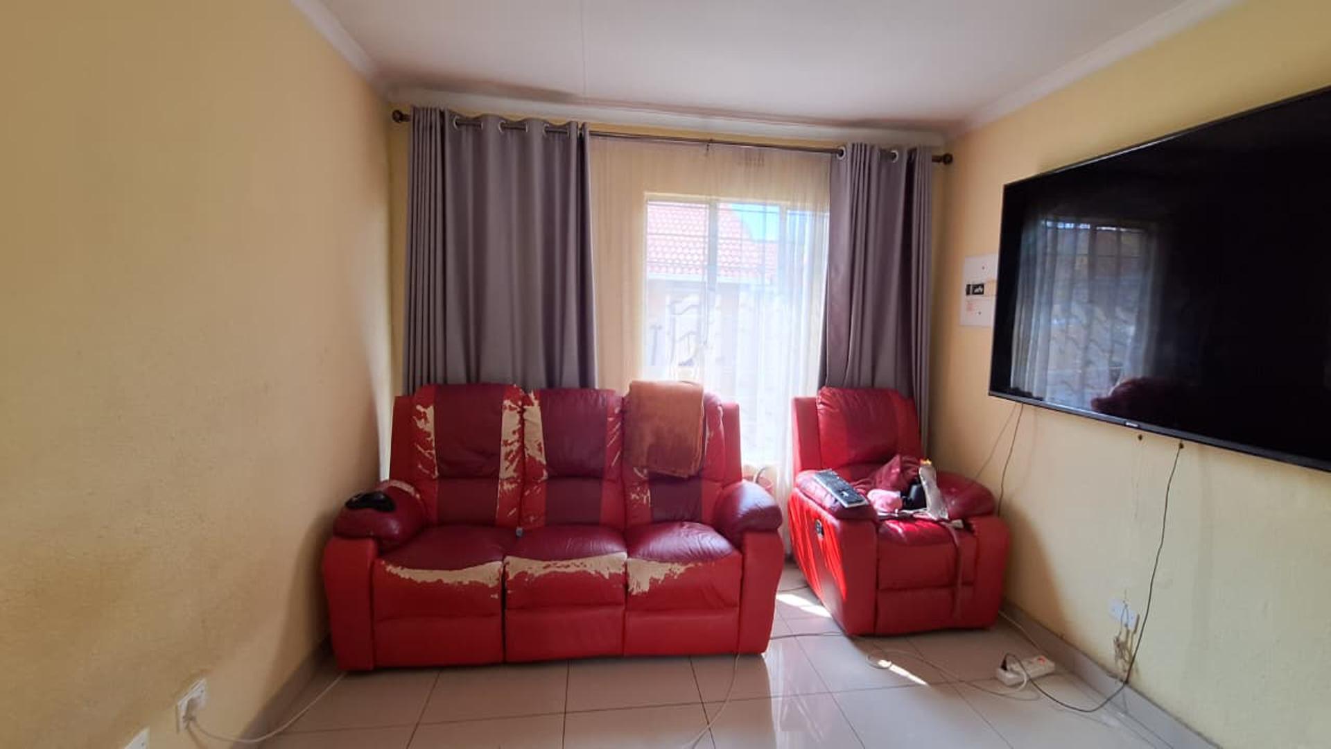 Lounges - 15 square meters of property in Ormonde