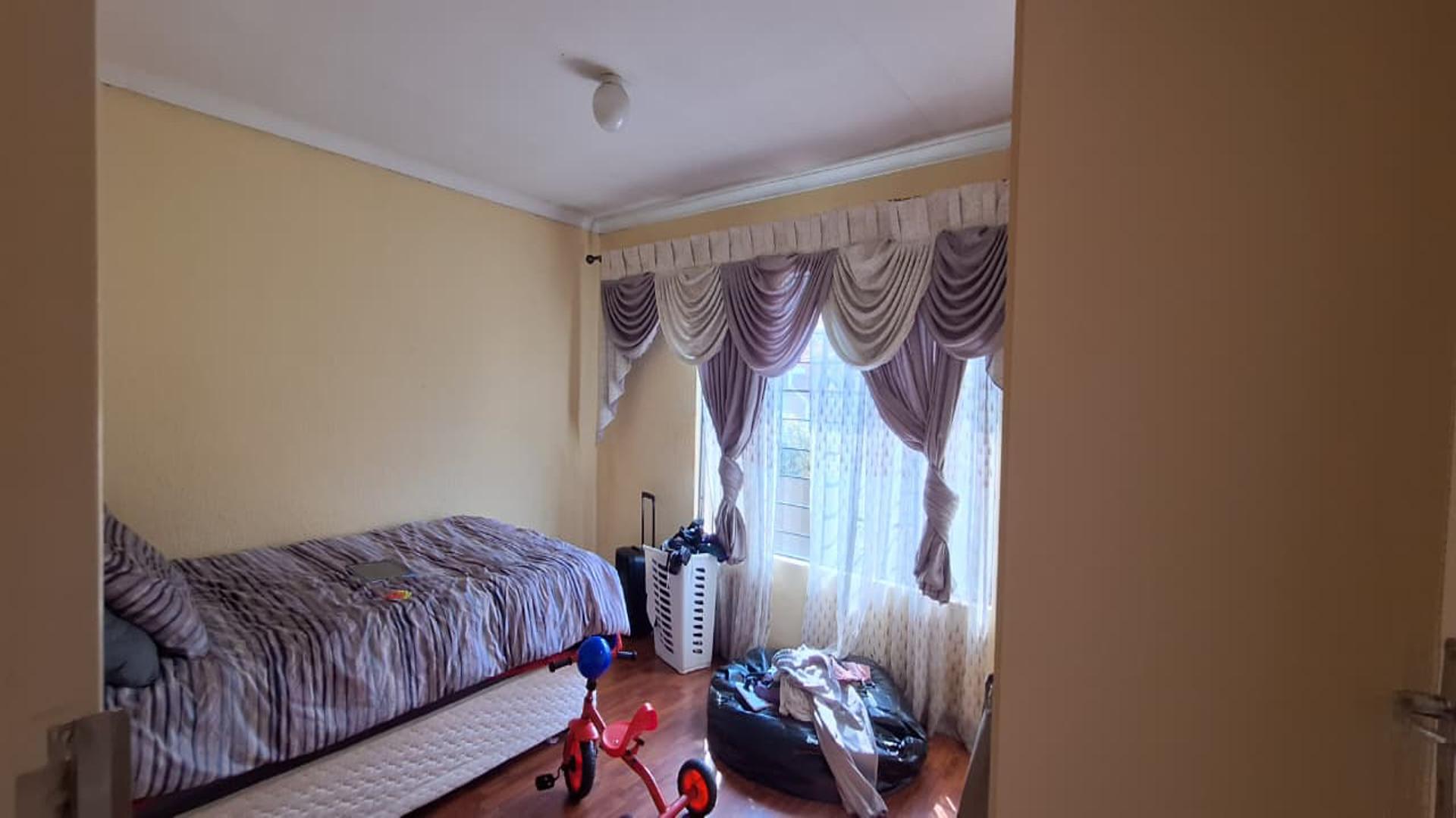 Bed Room 1 - 11 square meters of property in Ormonde